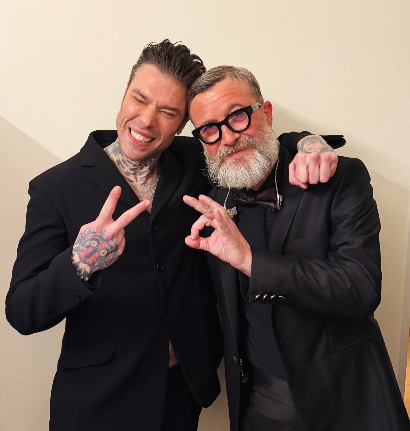 Ci sono progetti che nascono da un’idea.
E poi ci sono quelli che prendono vita grazie alle persone, anzi.. alle persone vere.
Questo viaggio è stato qualcosa di straordinario, non solo per la musica, ma per l’energia, la dedizione e il cuore che ognuno ha messo ogni giorno.
Grazie @fedez per aver condiviso palco, visione e verità, e grazie soprattutto per avermi aiutato a capire dove sta andando la musica e quante sorprese potrà ancora regalarmi.
Grazie quindi a tutte le persone che hanno lavorato dietro le quinte spesso lontano dai riflettori rendendo possibile ogni emozione.
La musica è fatta di note, ma i sogni si costruiscono insieme.
E sempre Forza Viola, vero Fede?! 💜🎶