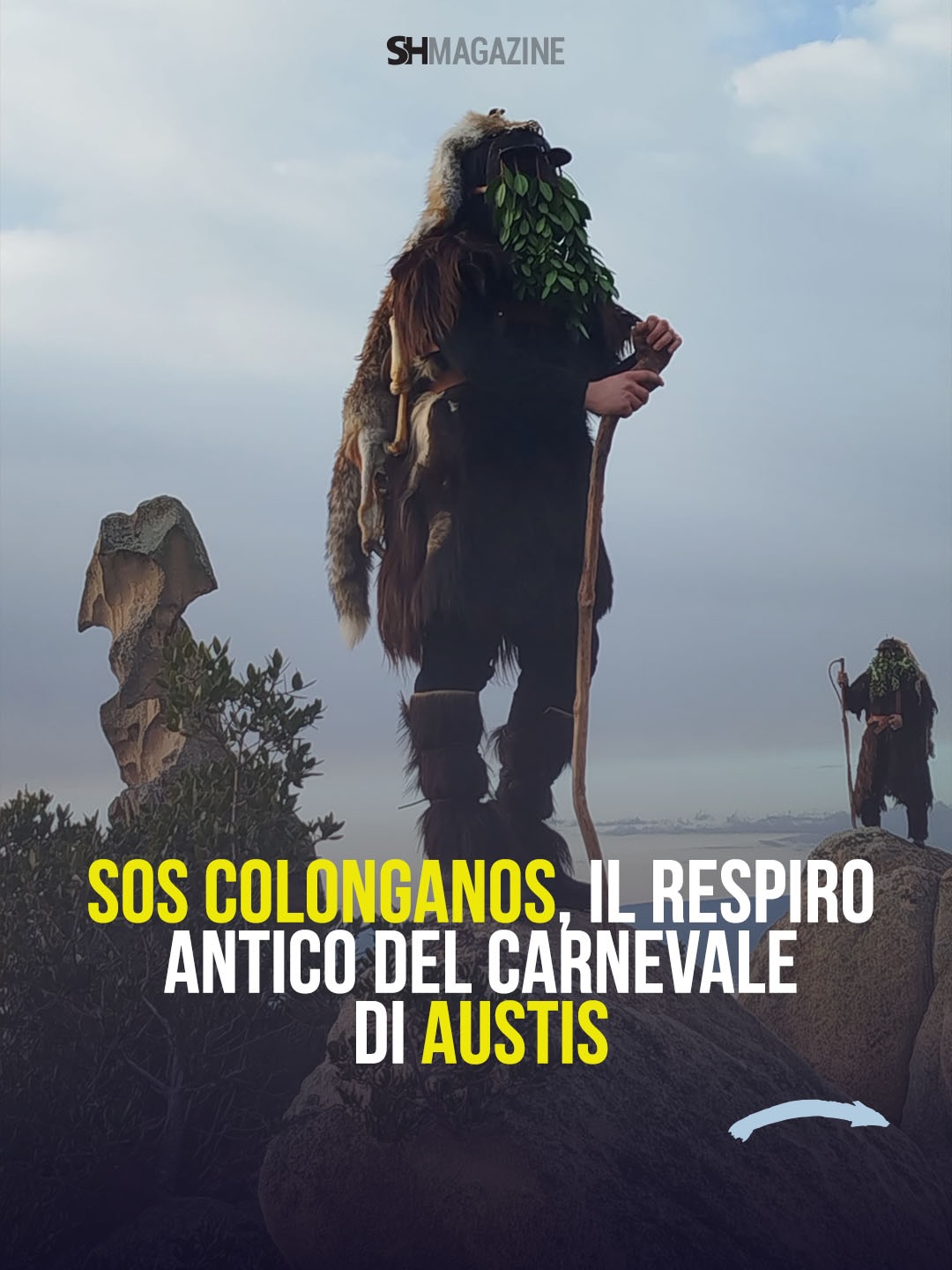 👹 Sos Colonganos, il respiro antico del Carnevale di Austis
Nel cuore della Sardegna, ad Austis, ogni anno il Carnevale si trasforma in qualcosa di ancestrale. Non ci sono coriandoli né allegria sfrenata: qui il tempo rallenta, e dalle vie del borgo emergono figure avvolte nel mistero. Sono Sos Colonganos, maschere silenziose vestite di pelli di pecora, pellami di volpe e martora, con ossa d’animale legate sulla schiena e volti coperti da maschere di sughero intrecciate a rami di corbezzolo. 🌿
⚫ Il loro nome deriva dal greco “kolos” — colui che veste di pelli — e la loro presenza comunica penitenza, sacrificio e legame profondo con la terra. A differenza di altre maschere sarde, Sos Colonganos non portano campanacci, ma ossa: simbolo potente di morte e resurrezione che attraversa i secoli.
🐗 Il rito si arricchisce con l’apparizione di s’Urtzu, figura dal volto nero di carbone e una testa di cinghiale completa di zanne, che cerca disperatamente di sfuggire a Sos Bardianos, guardiani avvolti in cappotti neri di orbace che lo percuotono con bastoni fino a “ucciderlo”. È un dramma collettivo che racconta la ciclicità della vita, il sacrificio rituale, la rinascita comunitaria.
📜 Le radici di questa tradizione affondano almeno nel 1700, come testimonia la poesia del neonelese Bonaventura Licheri. Grazie all’Associazione culturale Sos Colonganos e a testimonianze orali preziose — come quella di Franziscangela Meloni, classe 1907 — oggi il rito continua a vivere, custodendo memorie che parlano di identità, memoria e appartenenza.
La storia completa, tra simboli antichi e voci del passato, la trovi nell’articolo di Chiara Medinas su SHmag.it 🔗
📸 ©Associazione Culturale Sos Colonganos 👹 Sos Colonganos, il respiro antico del Carnevale di Austis
Nel cuore della Sardegna, ad Austis, ogni anno il Carnevale si trasforma in qualcosa di ancestrale. Non ci sono coriandoli né allegria sfrenata: qui il tempo rallenta, e dalle vie del borgo emergono figure avvolte nel mistero. Sono Sos Colonganos, maschere silenziose vestite di pelli di pecora, pellami di volpe e martora, con ossa d’animale legate sulla schiena e volti coperti da maschere di sughero intrecciate a rami di corbezzolo. 🌿
⚫ Il loro nome deriva dal greco “kolos” — colui che veste di pelli — e la loro presenza comunica penitenza, sacrificio e legame profondo con la terra. A differenza di altre maschere sarde, Sos Colonganos non portano campanacci, ma ossa: simbolo potente di morte e resurrezione che attraversa i secoli.
🐗 Il rito si arricchisce con l’apparizione di s’Urtzu, figura dal volto nero di carbone e una testa di cinghiale completa di zanne, che cerca disperatamente di sfuggire a Sos Bardianos, guardiani avvolti in cappotti neri di orbace che lo percuotono con bastoni fino a “ucciderlo”. È un dramma collettivo che racconta la ciclicità della vita, il sacrificio rituale, la rinascita comunitaria.
📜 Le radici di questa tradizione affondano almeno nel 1700, come testimonia la poesia del neonelese Bonaventura Licheri. Grazie all’Associazione culturale Sos Colonganos e a testimonianze orali preziose — come quella di Franziscangela Meloni, classe 1907 — oggi il rito continua a vivere, custodendo memorie che parlano di identità, memoria e appartenenza.
La storia completa, tra simboli antichi e voci del passato, la trovi nell’articolo di Chiara Medinas su SHmag.it 🔗
📸 ©Associazione Culturale Sos Colonganos