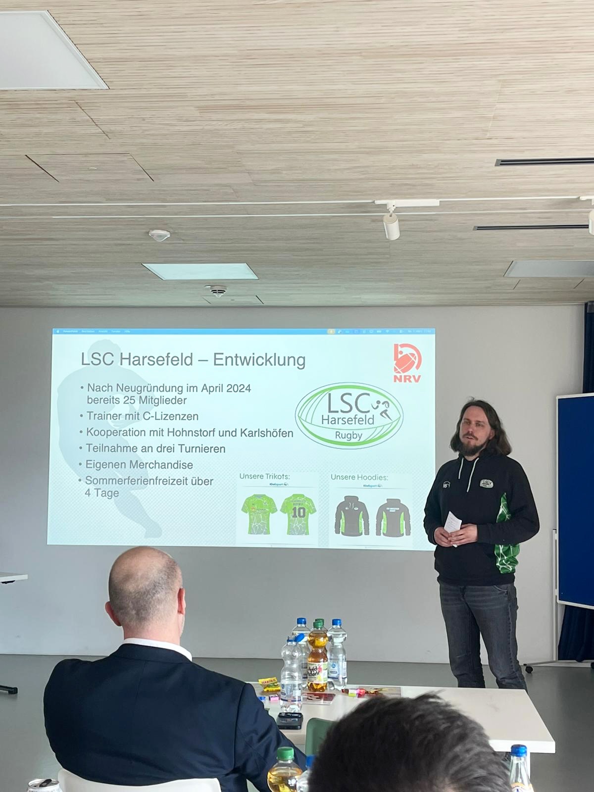 Alex war dieses Wochenende auf einen Vereinsworkshop in Hameln organisiert vom @nrvrugby.de 🏉💚
Dort ging es nicht nur um Rugby sondern vorallem um Vereinsentwicklung mit all ihren Facetten. Am Sonntag fand dann der Niedersächsische Rugbytag statt wo Alex über die Entwicklung unserer Rugbysparte @lsc_harsefeld_rugby berichtete.
Was denkt ihr, wo sollten wir uns als Verein weiterentwickeln?🚀
#rugby #hameln #harsefeld #sportverein #vereinsentwicklung