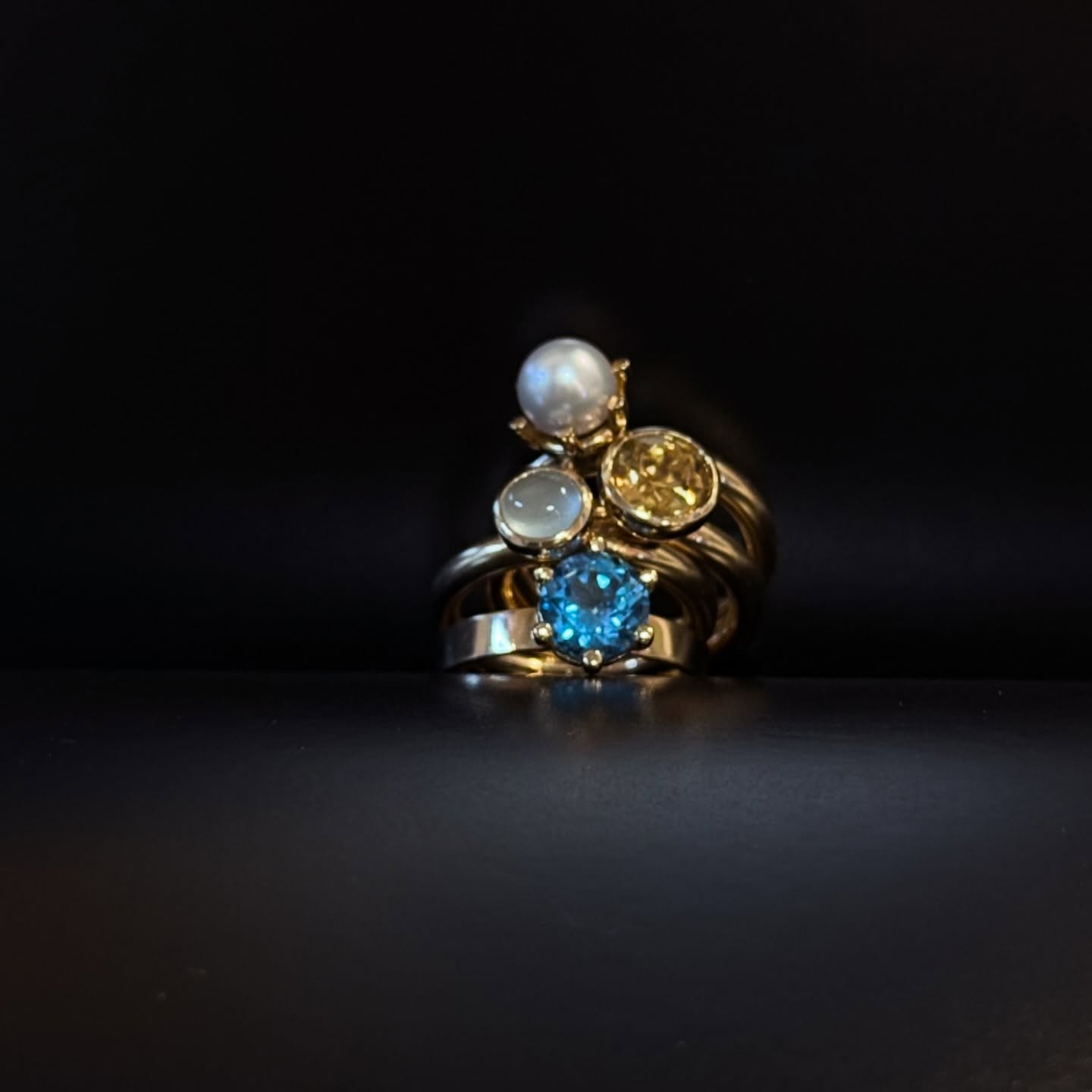 A Love Story
Twee stijlen.
Twee energieën.
De Anemone – expressief en organisch.
De Moonwalk – minimalistisch en modern.
Maar beide vertellen hetzelfde verhaal:
een keuze voor elkaar.
#nobiliasieradenatelier #goudsmid #utrecht