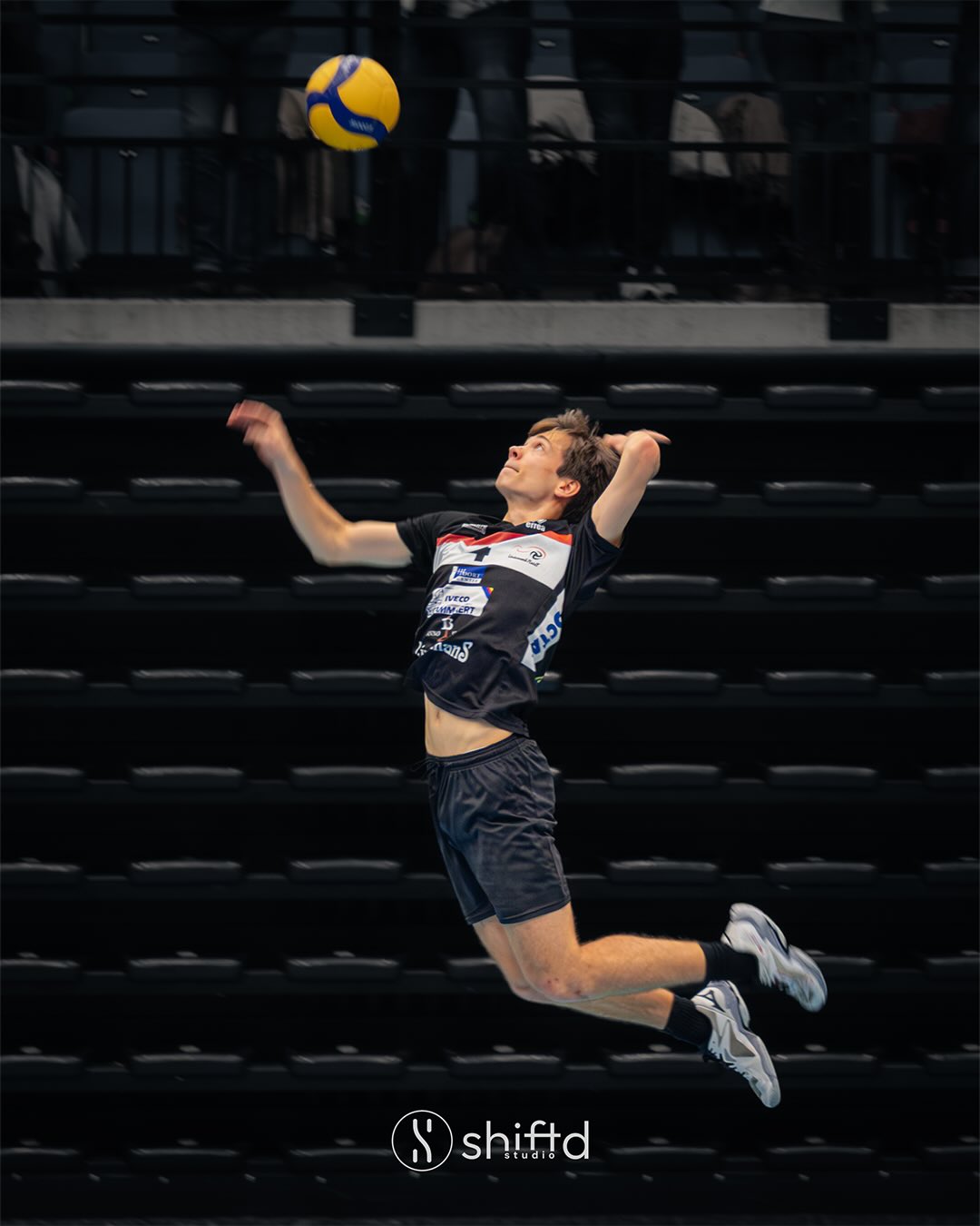 Energie. Focus. Beweging. 🏐
Tijdens wedstrijden draait alles om timing, op het veld én achter de camera.
Voor Lindemans Aalst Heren Promo 2 legde ik de intensiteit van de match vast: sprongkracht, concentratie en teamgevoel.
Eventfotografie is meer dan registreren. Het is anticiperen, mee bewegen en het juiste moment durven kiezen.
Wedstrijd, voorstelling of event dat meer verdient dan “een paar foto’s”?
👉 Stuur me een bericht via de link in bio.
#eventfotografie #sportfotografie #volleybal #actie #ShiftdStudio