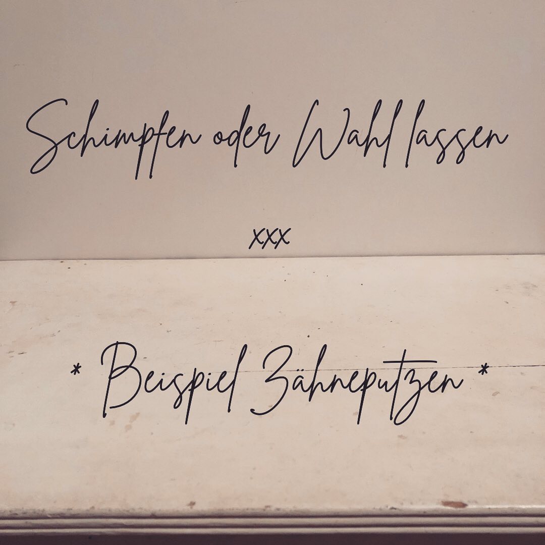 Mein Sohn hat momentan das Mödeli, dass er beim Zähneputzen ständig auf die Zahnbürste beisst.
Statt jetzt zu schimpfen wie:
- „Jetzt hör sofort auf!“ (motiviert, noch mehr zu beissen)
- „Immer musst du ärgern!“ (niemand ärgert immer)
- „Jetzt chasch dänn sälber putze!“ (aber man putzt dann trotzdem selber weiter; leere Drohung)
Lieber:
„Du hast zwei Möglichkeiten. Entweder du putzt selber und darfst beissen.
Oder, ich putze und du beisst nicht.“
Wählt das Kind die zweite Variante und beisst trotzdem, die Zahnbürste übergeben oder hinlegen und ohne Grummel, Wut und Trotz sagen: „Gut, dann putzt du bitte noch fertig.“
Fängt das Kind jetzt an zu weinen oder zu schreien und will die Zähne nicht selber putzen, kann man sagen: „Ich kann dir die Zähne das nächste Mal wieder putzen.“ Und dann unbedingt dabei bleiben. Nicht aus einer bestrafenden Haltung heraus, sondern aus der Haltung heraus: Ich liebe dich, aber ich meine, was ich sage. Ich bleibe fest.
.
.
.
.
.
.
.
#demokratischeerziehung #wahl #mitkindernaufaugenhöhe #kleinkind #lebenmitkind #lebenmitkindern #elternsein #elternschaft #familylife #familienalltag #familienleben #mamansuisse #mami #papi #kommunikation #kindererziehung #kindgerecht #schimpfen #parenting #parents #friedvollemutterschaft #friedvolleelternschaft