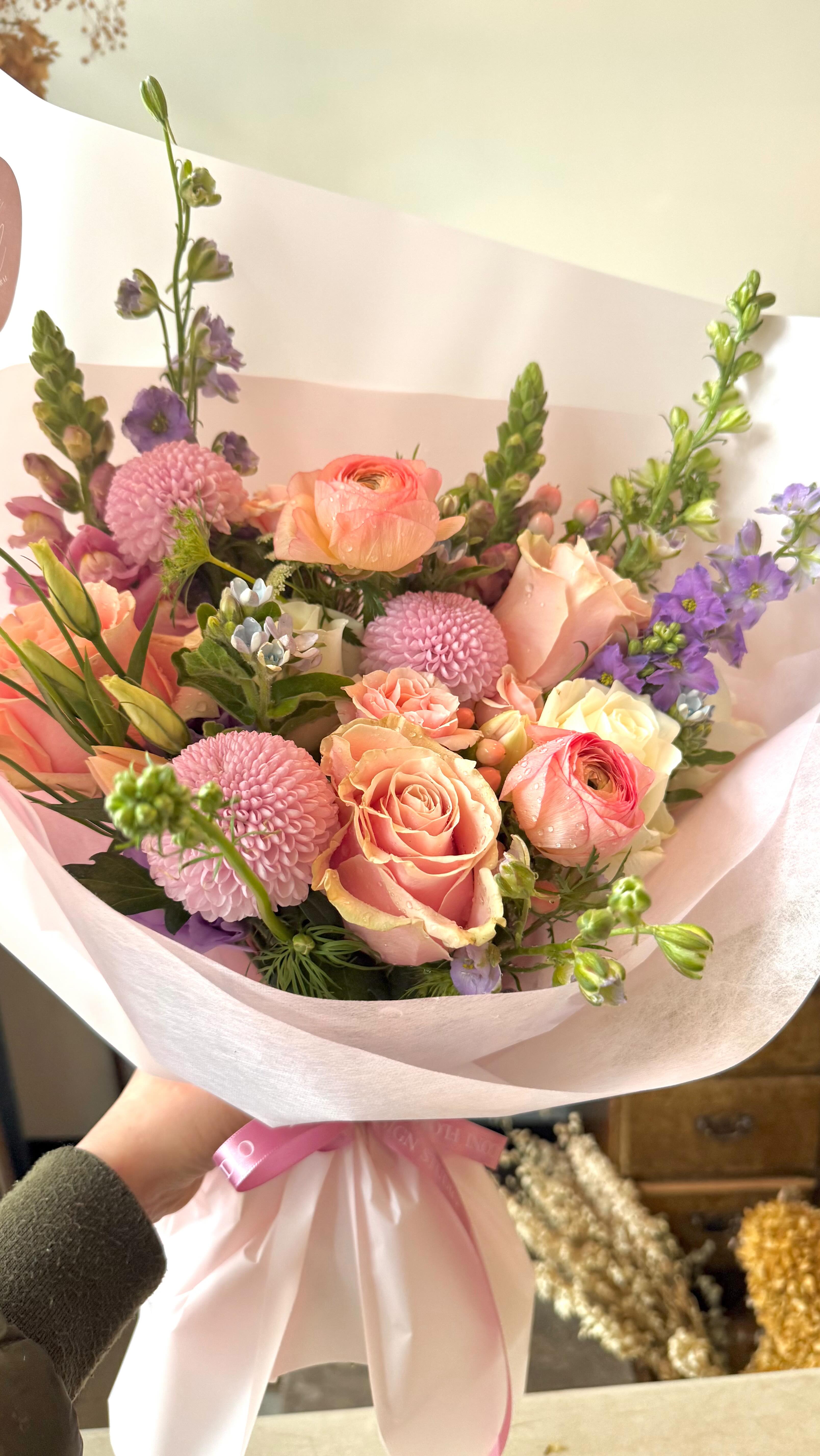 Friday is peeking in… and so is spring 🌸
Soft petals, fresh greens, and that just-picked feeling in the air.
We’re almost at the weekend — let the flowers carry you there 🌷✨
#Springmood #fridayyay #eventflowers #vancouverevent