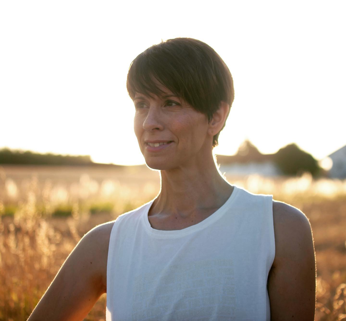 Was ist GENUG?
Oder eher gesagt, was ist MEIN genug? Diese Frage habe ich mir in den letzten Wochen oft gestellt.
Die steigenden Preise bringen uns als Familie sehr zum Nachdenken. Und dabei ist uns durchaus bewusst, dass wir noch auf der Sonnenseite stehen. Ich mache mir große Gedanken darüber, wie es den Menschen in den nächsten Monaten gehen wird, die heute schon mit Existenzängsten zu kämpfen haben.
Ich bin sehr dankbar, dass wir seit einem Jahr wieder in einer schönen, zentralen Wohnung mit Garten wohnen können und die Kinder Raum zur Entfaltung haben. Alle in der Familie wissen diesen Platz zu schätzen und sind sehr dankbar dafür, denn wir kennen es auch anders.
Als wir aus dem Ausland wieder zurückkamen, haben wir für einen längeren Zeitraum auf engem Raum zusammen gelebt. Auch wenn es nicht immer leicht war, gerade während des Lockdowns, haben wir es damals dennoch als GENUG empfunden.
Rückblickend war auch unser Campingurlaub im August absolut GENUG. Keine Frage, ich liebe Hotelurlaube und genieße die Atmosphäre und den Luxus des „sich um nichts kümmern zu müssen“ sehr. Aber dieses leichte Gefühl nach einem erholsamen Urlaub spürten wir auch trotz Zelt und Selbstversorgung. Oder vielleicht gerade deswegen…?
Es gibt so viele unterschiedliche Bereiche für die wir unser GENUG definieren können. Auch ein ICH BIN GENUG gehört definitiv dazu ❤️.
Sein GENUG zu finden ist eine komplett persönliche Entscheidung. Dabei gibt es meines Erachtens kein richtig oder falsch. Aus meiner Erfahrung heraus führt aber allein schon die Auseinandersetzung mit dem persönlichen GENUG zu viel mehr Akzeptanz, Vertrauen und Leichtigkeit. Und ja, ich würde sogar sagen, es nimmt auch ein wenig die Angst vor dem Ungewissen.
Angesichts der aktuellen Entwicklungen bin ich überzeugt davon, dass sich ganz bald noch viel mehr Menschen Gedanken über ihr GENUG machen werden. Vielleicht kann das aber auch eine Chance für uns alle sein?
Machst Du Dir auch Gedanken darüber was gerade Dein GENUG ist? Vielleicht magst Du teilen was Dir dabei durch den Kopf geht? Das würde mich riesig freuen.
#ichbingenug #yogabeyondasana #vertrauen #genügsamkeit #leichtigkeit #akzeptanz