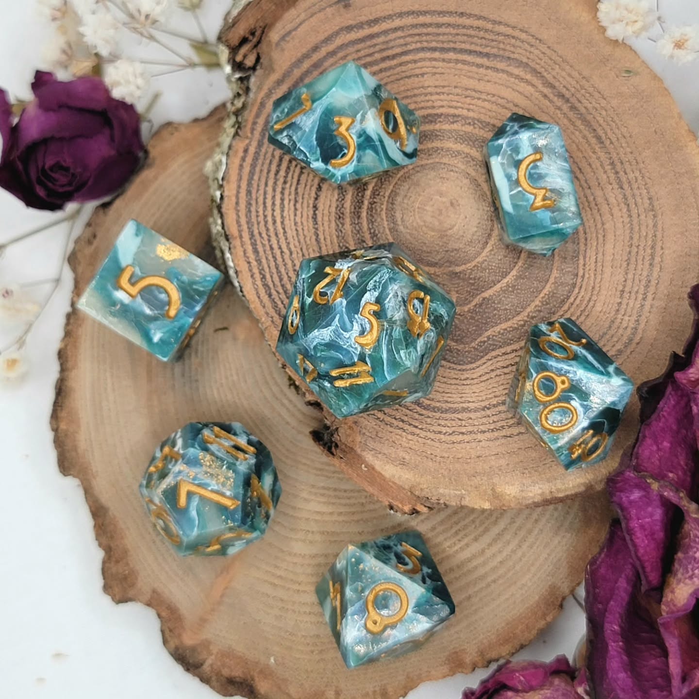 Looking for some new math rocks to add to your collection? This faux stone set was inspired by the crystal apatite! This polymer clay dice set is quite the gem 😉
#polymerclaydice #handmadedice #smallbusiness #dungeonsanddragons #polyhedraldice