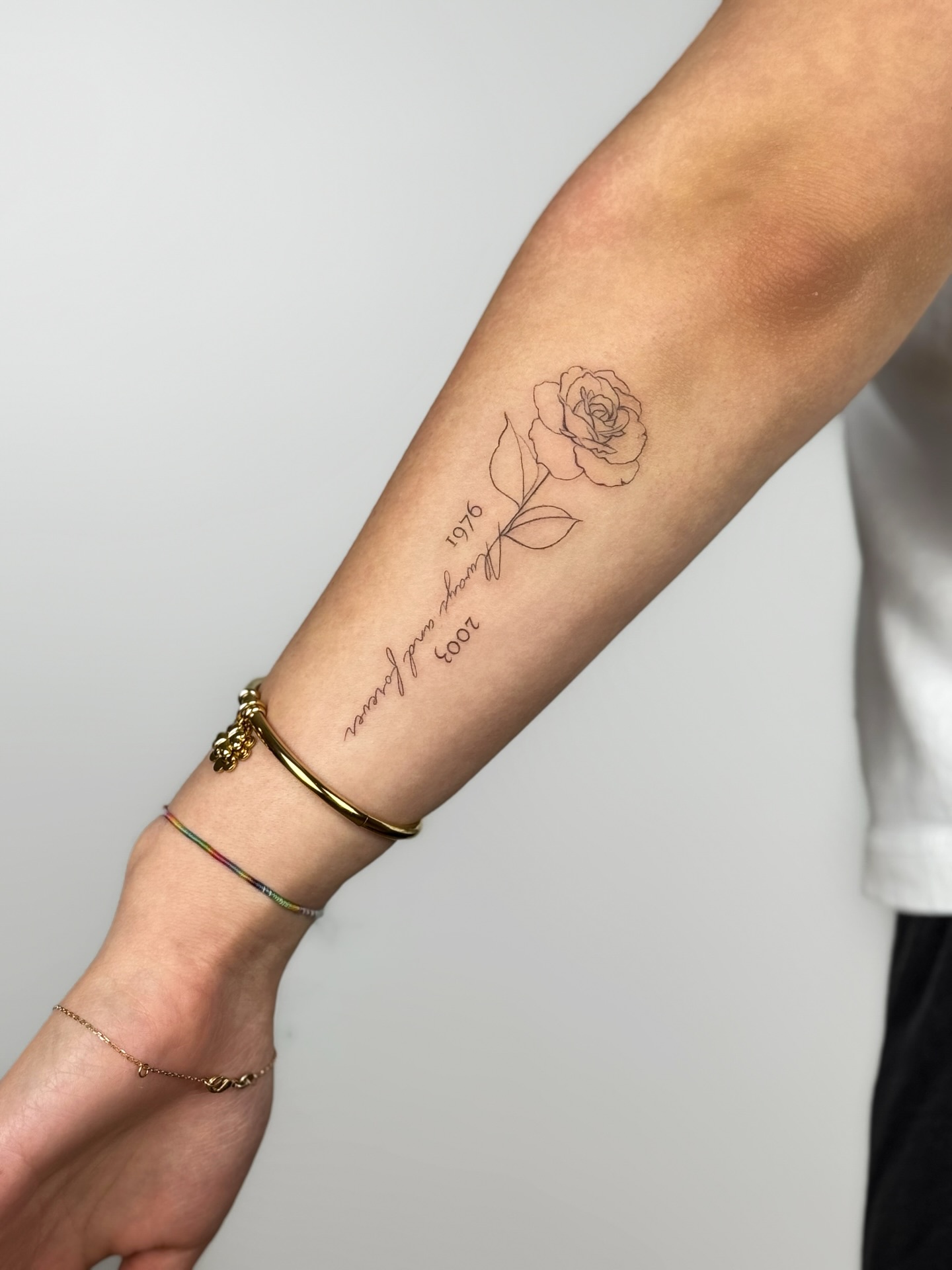 Always & forever fineline rose 🌹
Gestochen von @ink.by.leonie