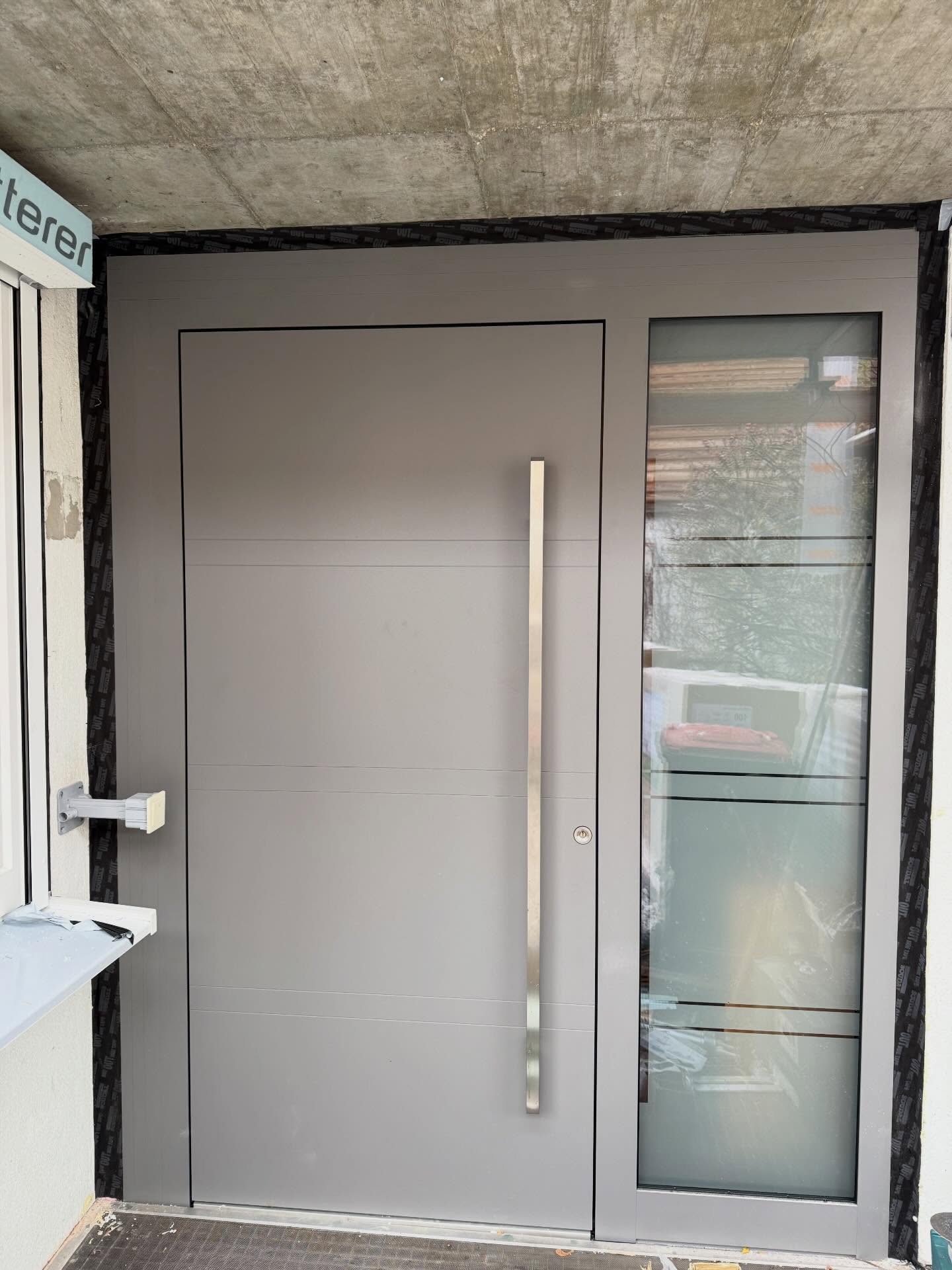 Wie bringen wir satinierte Muster auf unsere Gläser?
Bei dreifach verglasten Elementen wird die mittlere Scheibe sandgestrahlt 🔸 So entstehen Muster, Linien oder – sehr beliebt – Firmennamen und Logos, geschützt im Inneren des Glases 🔒
Selbstverständlich auch vollflächig satiniert oder komplett als Klarglas möglich ☑️