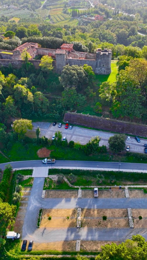 Nel 2019 Costruire Srl ha portato a termine un importante intervento di riqualificazione urbana nel territorio del Comune di Montecarlo, realizzando il nuovo parcheggio pubblico Carlo IV e la sistemazione dell’area sottostante Via Carlo IV.
L’opera, sviluppata in collaborazione con l’Amministrazione Comunale e gli enti territoriali della Provincia di Lucca, è stata progettata per migliorare l’accessibilità al centro storico e valorizzare il contesto paesaggistico ai piedi della fortezza.
L’intervento ha previsto il recupero e la sistemazione dell’area, la realizzazione di nuovi posti auto a servizio del borgo, l’integrazione paesaggistica con le aree verdi circostanti e l’ottimizzazione della viabilità locale, contribuendo in modo concreto alla fruibilità urbana e al supporto delle attività turistiche e commerciali.
Questo progetto rappresenta un esempio di infrastruttura pubblica capace di coniugare funzionalità, sostenibilità e valorizzazione del territorio.
#CostruireSrl #ComunediMontecarlo #ProvinciaDiLucca