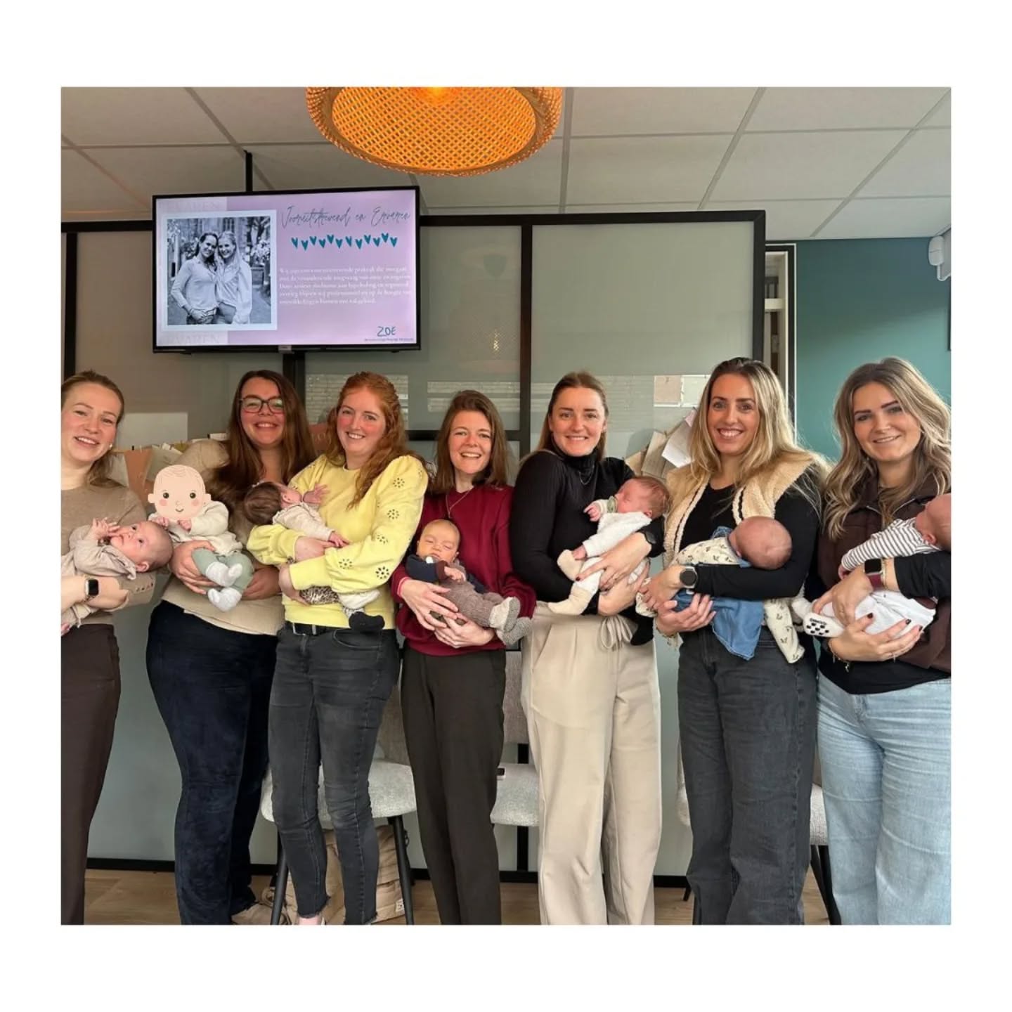 🖤 REVIEW CENTERING PREGNANCY🖤
De eerste CP groep is alweer afgelopen.... Wat vliegt de tijd!! 🥰 Mocht je je willen aanmelden voor de volgende groep, laat het ons vooral weten! 💪🏼 Mocht je benieuwd zijn naar extra informatie, check dan even onze socials/website of bel ons op ❤️ Bij deze een review van deze toppers:
“De CP heb ik met deze zes andere zwangere meiden als heel erg leuk en leerzaam ervaren. Elke bijeenkomst had een eigen thema. Na de individuele controles leerden we over en deelden we ervaringen over de zwangerschap, de bevalling en de eerste weken van het moederschap — altijd met thee en iets lekkers erbij. Fem en de andere meiden van Zoë zorgden voor een fijne, veilige sfeer en begeleidden ons geweldig. Bedankt! 🩵🩷”
“Wel of geen Centering pregnancy, bij ZOË is het nooit vluchtig en oppervlakkig. Ook in groepsverband weten jullie er een ontspannen en vertrouwde sfeer van te maken. De individuele controles waren in het eerste half uur. De bedoeling was dat we zelf bloeddruk zouden meten, maar gelukkig hadden jullie het geduld om ons daar steeds weer bij te helpen haha! Daarna even naar het hartje luisteren en altijd even een check hoe het met je gaat. Daarna was het tijd om ons samen te voegen. We hebben onwijs veel gepraat over veel verschillende onderwerpen die te maken hebben met zwangerschap, bevallen, partnerschap, opvoeding, etc. Vaak kwam er ook een leuke quiz bij kijken, maar andere vormen van leuke interactie werden ook gedaan. Er is veel gelachen, maar de tranen mochten er ook zijn! Voor mij was elke bijeenkomst weer waardevol, ook al was dit niet mijn eerste zwangerschap. Het is een hecht groepje geworden, want het blijft niet bij 1 keer afspreken met de baby's erbij. Binnenkort staat de 2e date al gepland!” 🥰
“Ik heb de CP als heel leuk ervaren. Het was mijn tweede zwangerschap dus de basisdingen wist ik wel maar de ervaringen van de andere meiden zijn erg leuk om te bespreken. Elke zwangerschap is tenslotte anders. Het was altijd gezellig en we hebben er een leuke groep meiden (en baby's natuurlijk) aan overgehouden. De eerste koffiedate wordt al gepland” 😊
Vervolg in de comments 🙏