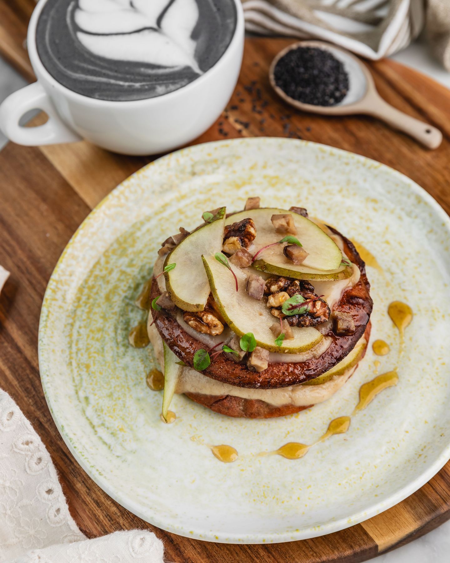 SWEET PINK PANCAKES 💗
Un petit dej pour se faire plaisir et bien démarrer la journée ! Chez Judy, le sans gluten et le sans sucre raffiné riment avec gourmandise. Nos sweet pink pancakes célèbrent la saison avec des poires fondantes, des noix croquantes et juste ce qu’il faut de sirop d’érable pour une dose de douceur.
📸 @alicepages
#petitdej #healthybreakfast #brunchparis #sansglutenparis #sansgluten #restaurantsansgluten