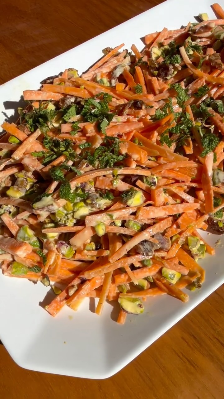 Esta ensalada, no te la puedes perder
Sólo lleva cuatro ingredientes, y es la mejor
Empezamos con tres zanahorias partidas en Juliana fina
Cuatro dátiles, picados, finamente
Una taza de pistache, picado finamente
media taza de aderezo de Tahini (escríbeme en comentarios y te mando la receta)
un poco de menta o hierbabuena, picada encima
Mezcla todo muy bien y sirve fresca
Disfruta