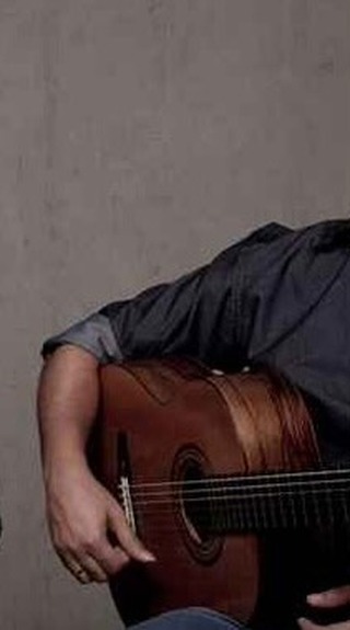 Hoje (domingo), às 17h, teremos o privilégio de receber o “Duo Dois Violões”, formado pelos professores da Escola de Música de Brasília (EMB) João Ferreira e Vinícius Vianna”
O espetáculo “Baião de Corda” chega diretamente de Brasília para encantar o público do Sesc Cadeião dentro da programação do projeto Sesc Sonoro!
No repertório, ritmos e melodias do nordeste brasileiro, explorando baiões, ijekás e maracatus em arranjos minimalistas, mesclando composições próprias com interpretações de autores nordestinos importantes.
Retire seu ingresso presencialmente a partir das 16h no Sesc Cadeião Londrina (Rua Brasil, 52) trocando por 1 item de material escolar.
#fluacultura #londrinacultura #artelondrina #londrinenses