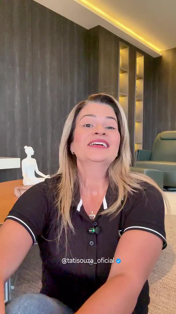 Quando eu ligo a câmera eu travo. E eu decidi falar sobre isso.
Existe uma expectativa enorme sobre quem ensina. Como se a gente tivesse que estar sempre pronto, sempre claro, sempre seguro. E a verdade é que, apesar de todo o meu conhecimento, eu também me sinto uma fraude. Como se aquilo que eu sei não conseguisse atravessar a tela.
O meu maior medo não é crítica.
É me tornar irrelevante.
É falar e não gerar consciência.
É ensinar e não provocar mudança.
Eu acredito que consciência sem ação é estagnação. E é por isso que eu estou aqui, mesmo desconfortável. Porque se eu quero levar o Método CHAVE para além das salas presenciais, eu preciso ter coragem de aprender também.
Então hoje eu não vim ensinar.
Eu vim pedir.
Você está aí?
Que tipo de conteúdo realmente faz sentido pra você?
O que te ajudaria a aplicar conhecimento na prática?
Conversa comigo. Discorda de mim. Questiona. Participa.
Se é pra estar aqui, que seja com verdade, propósito e movimento.
#desenvolvimentopessoal #autoconhecimento #borafazervalerapena #carreira #palestrante