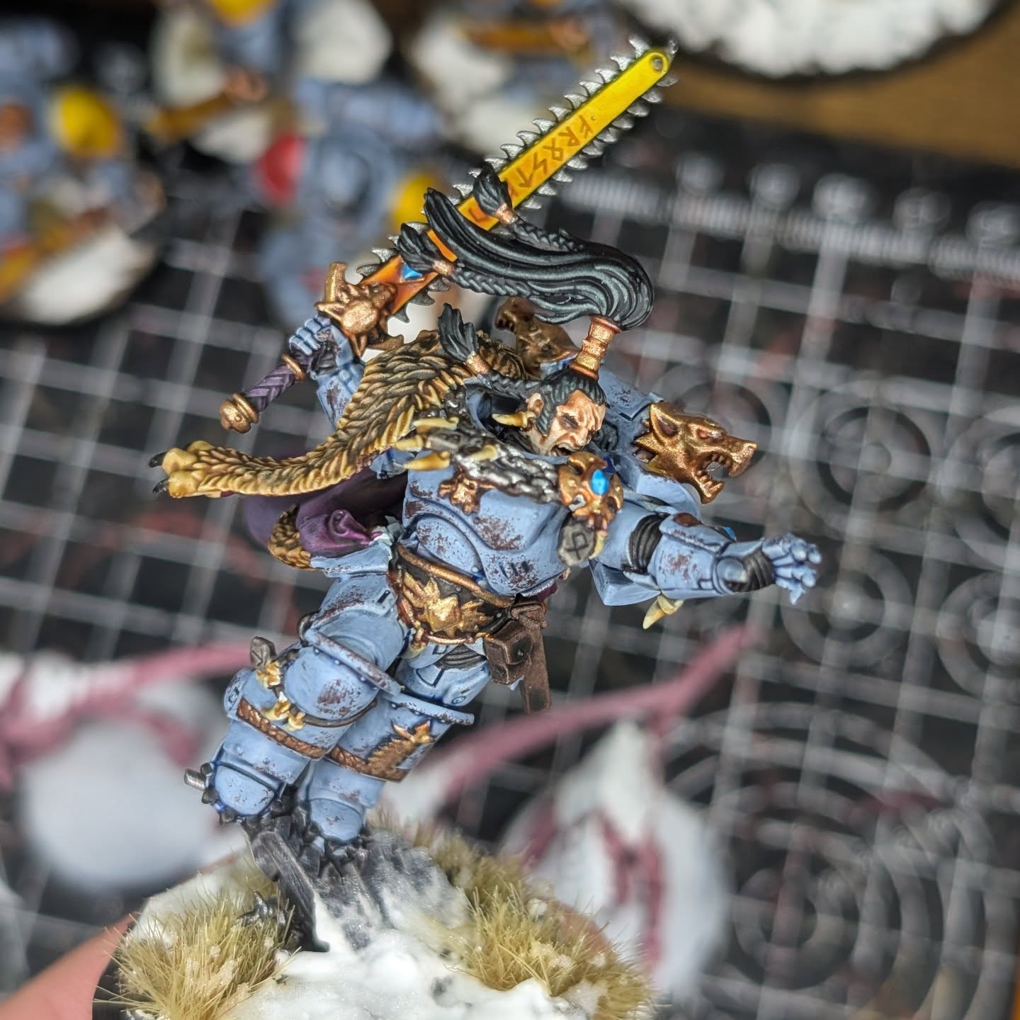 Whilst I still have a bunch more metal wolves on my desk ready for painting, this is the last one I've finished until their alien rivals are done. Funny, I've always hated painting blue for absolutely no reason whatsoever, but there's something about this specific tone that pleases my retinas. I would ask them what that is, but obviously they can't reply, because thankfully they don't have mouths