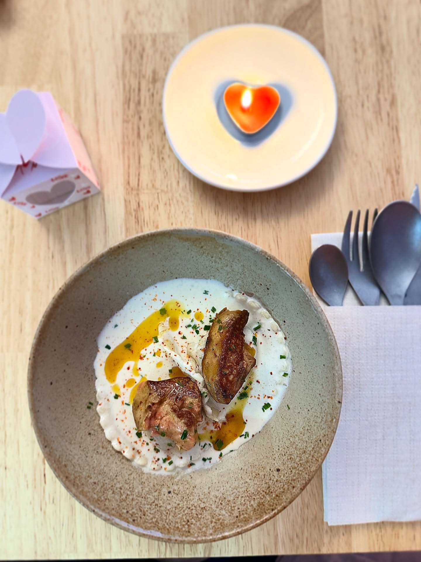 Une fête de l’amour sous toutes les coutures & surtout les saveurs 💕!
Merci une fois de plus de nous avoir accompagné pour ce repas spécial, toujours préparé avec beaucoup d’amour & d’attentions ! 💓
Cette année @pimp_my.snack nous a aidé à empaqueter nos douceurs de fin de repas que vous avez apprécié ! 💖 & c’était symbolique pour nous de faire appel à Cassandra qui peut faire tous types de papeteries / paquets pour toutes les occasions sur mesure ! 🎉
& vous quelle est votre assiette préférée ou spécialité que vous aimez plus que tout ? 💗
#saintvalentin2026 #sweetandsaltedbourges #traiteur #handmadewithlove #foodlover