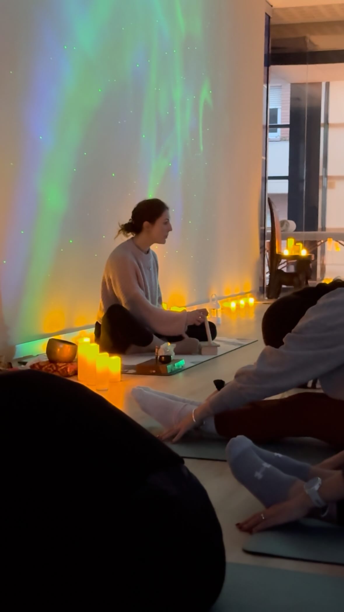 Inmersos en la luz de las velas y la aurora de colores, Bossa Yoga se transforma en nuestro océano íntimo y sagrado. 🕯️
Marta Vila nos guía con la secuencia Sea Monster – Śvetavāhana Krama de Navakaraṇa Sākalya Tantra - hacia una práctica restaurativa y envolvente. 🌊
Su ritmo nos pone en fase: respiración y movimiento encuentran un mismo pulso. Las piernas se estiran, las caderas se abren lentamente y el cuerpo encuentra espacio para soltar.
La voz de Marta guía la práctica como un canto de sirena, acompañando el movimiento en una marea suave de luz y presencia.
Una experiencia sensorial, consciente y profundamente transformadora.
Candlelight Bossa Yoga • Navātma • Navakaraṇa Suizen 💙💚
#CandlelightYoga #BossaYoga #SundayReset #RestorativeYoga #NavakaraṇaBarcelona
