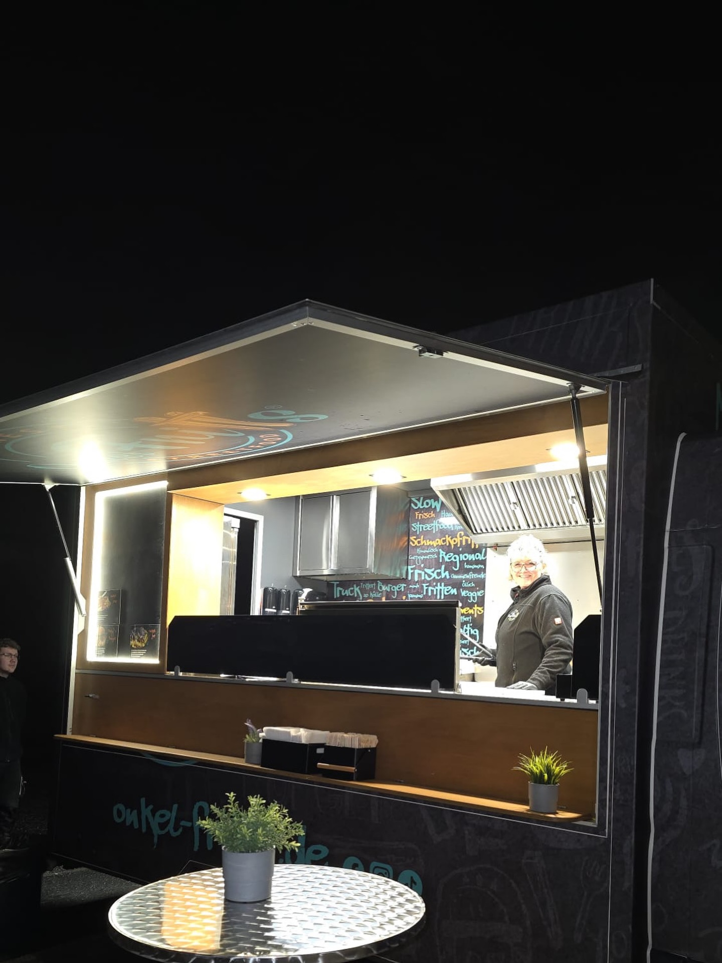 Catering Time 🧡
auch wenn es draußen kalt ist, strahlt unser Team und unsere Fritten um die Wette 🥳🍟
#onkelfritts #catering #foodtruck #frittenliebe