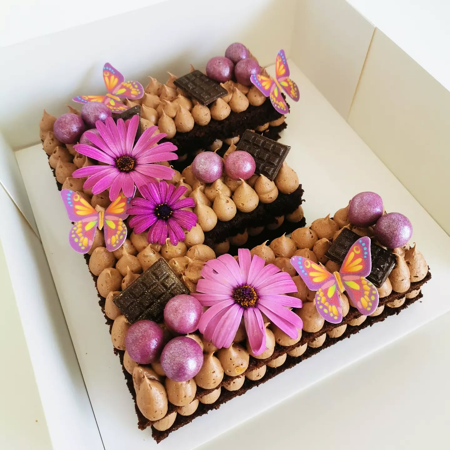 Bizcocho de chocolate relleno de trufa letra E.
Sólo por encargo. Recogida en Sant Pere de Ribes @indicakesbcn o Barcelona en @22onzesarria
#lettercake #pastelletra #indicakesbcn #pastelessitges #pastelesporencargo #pastisdossantperederibes #pasteleriacreativa #birthdaycake #reposteriacreativa #chocolate #chocolatecake #pasteldechocolate #pastelpersonalizado #pastisdelletres #trufa