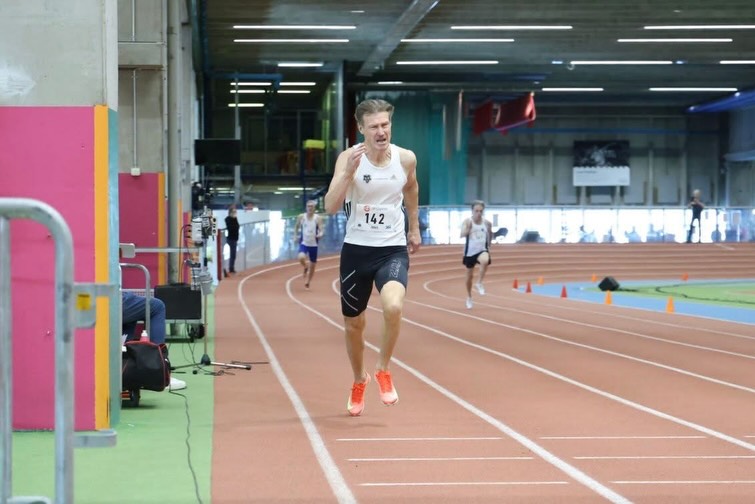 Palataan hetkeksi SAUL:n SM-hallien tunnelmiin! Viikonlopun aikana Liikuntamyllyssä urheili jopa 700 aikuisurheilijaa. Kisa-Veikkoja oli mukana yli 80.Â
Â
Kilpailut olivat kokonaisuudessaan erittäin onnistuneet ja HKV:lle menestyksekkäät. HKV:n urheilijat saavuttivat viikonlopun aikana yli 100 mitalia. Mitaleille sijoittuneet urheilijat lÜydät uutisesta, joka on julkaistu nettisivuillamme. Linkki biossa!
Â
Tällaiset tapahtumat eivät olisi mahdollisia ilman lukuisia vapaaehtoisia. Kiitos siis jokaiselle toimitsijalle ja talkoolaiselle valtavasta tyĂśpanoksesta! đ¤đ¤
đ¸: SAUL Media
Â
#hkv #hkvâď¸âď¸âď¸âď¸âď¸ #kisaveikot