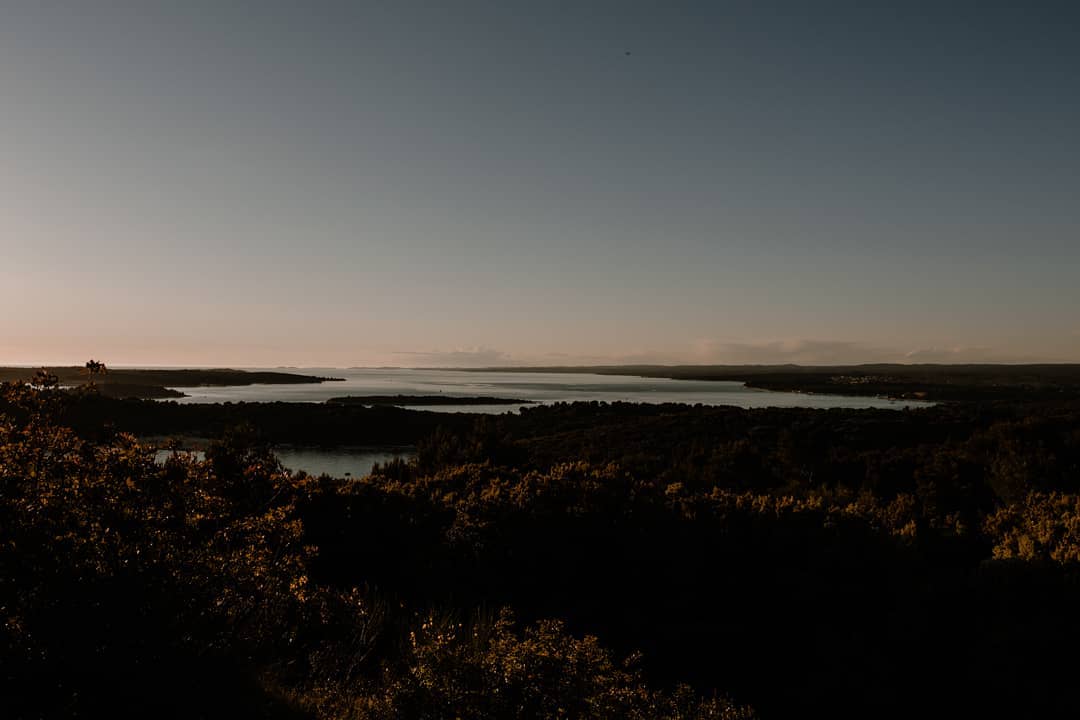 Sunny Wednesday is coming, use the discounts and enjoy with us a unique gastronomic experience with this spectacular view.
Book your place on time!
Sunčana srijeda je pred nama, iskoristite popuste i uživajte s nama u jedinstvenom gastro iskustvu uz ovaj spektakularan pogled.
Rezervirajte svoje mjesto na vrijeme.