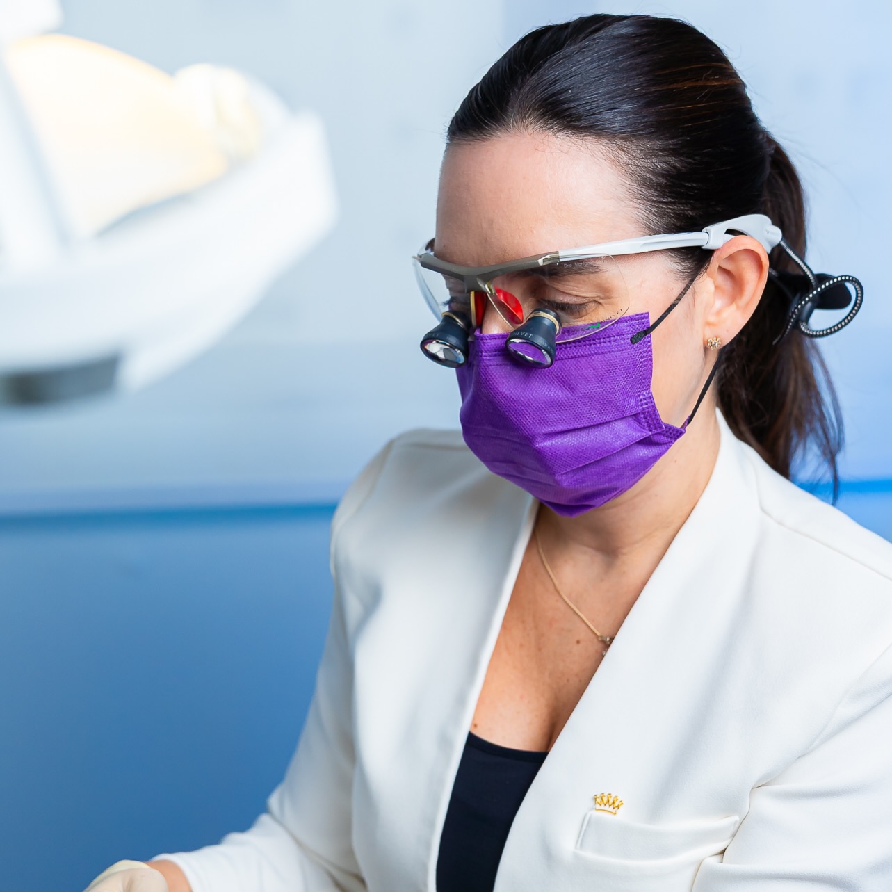 Na odontologia, enxergar melhor é tratar melhor.
A magnificação utiliza lentes que ampliam a visão do dentista, permitindo mais precisão, cuidado e segurança em cada detalhe do seu sorriso.
Clínica PATO: Há 50 anos transformando sorrisos e cuidando de famílias
@maribpato