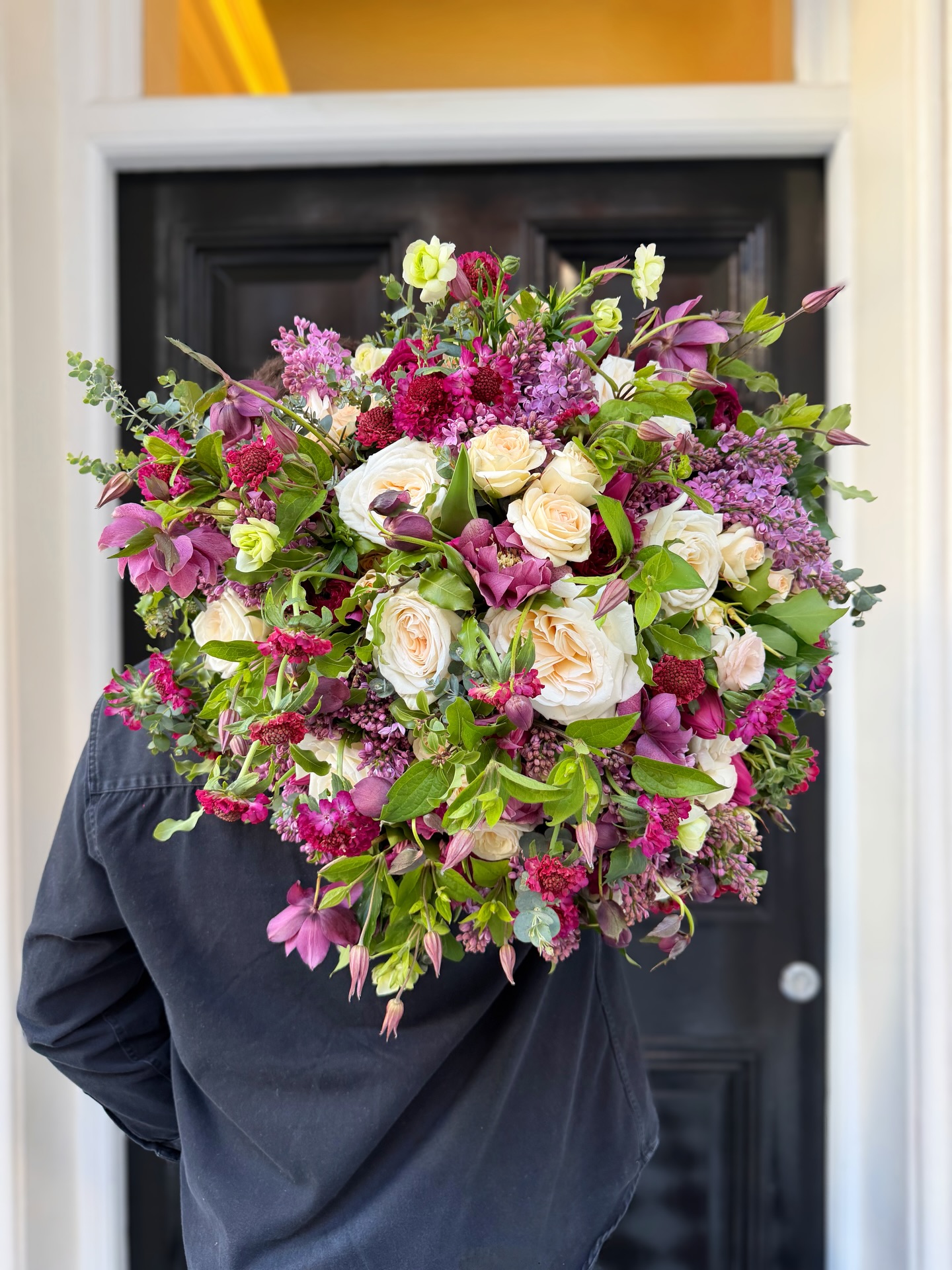 A symphony of purple, blooming in magic moments ✨🪻
Fragrant and rooted in seasonality -
‘Renoir’ ranunculus, lilac, hellebores, roses, tulips, clematis and scabiosa swaying gently above the blooms.
@claridgesflowers
@claridgeshotel
📸: @handeeyilmaz
#Claridges
#ClaridgesFlowers
#Mayfair
#LuxuryFloralDesign
#MagicMoments