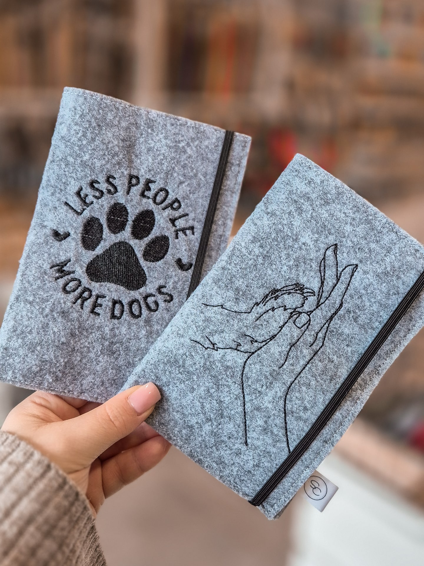 Wir bereiten gerade wieder ganz viele tolle Impfpasshüllen vor, damit wir euch auf der @haustiermesse die volle Auswahl bieten können 😍❤️