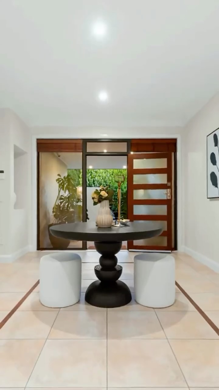 Live this stunning table in Nicholls💕 #propertystyling #homestaging #canberrapropertystyling #canberrarealestate