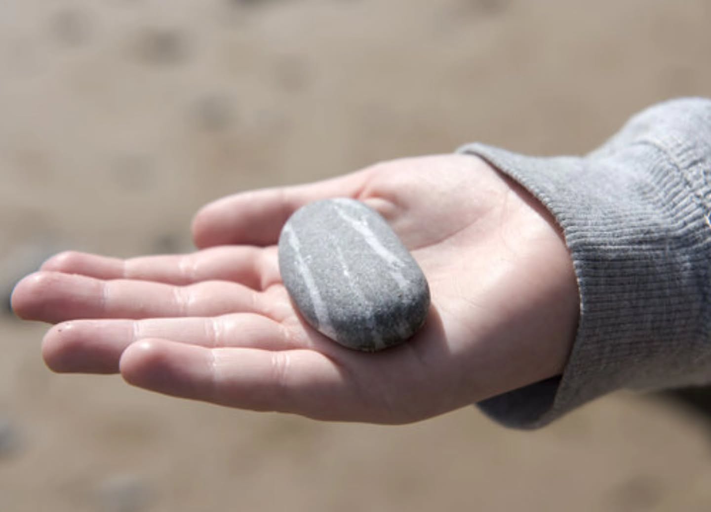 ๐๐ข๐ง๐๐๐ฎ๐ฅ ๐๐จ๐ง๐๐๐ฒ ๐
Today, I invite you to go and find a pebble.
Not one bought. One discovered.
From a path, a garden, a riverbank.
Something small enough to sit quietly in your pocket.
Let it travel with you through the day.
Each time you notice it โ
a brush of your fingers, a weight against your palm โ pause.
Take one slow, steady breath.
Inhale.
Exhale.
Let the pebble remind you:
You are here.
This moment is solid.
You can soften.
One small stone.
One conscious breath.
As many times as you remember.
๐ผ๐ฃ๐ ๐๐จ ๐ฉ๐๐ ๐๐๐ฎ ๐ช๐ฃ๐๐ค๐ก๐๐จ, ๐๐๐ฃ๐ฉ๐ก๐ฎ ๐๐จ๐ ๐ฎ๐ค๐ช๐ง๐จ๐๐ก๐: ๐๐๐๐ฉ ๐๐๐๐ฃ๐๐๐จ ๐ฌ๐๐๐ฃ ๐ ๐๐๐ซ๐ ๐ข๐ฎ๐จ๐๐ก๐ ๐๐ช๐จ๐ฉ ๐ค๐ฃ๐ ๐ข๐๐ฃ๐๐๐ช๐ก ๐๐ง๐๐๐ฉ๐?
#mindfulmonday #mindfulness #grounding #mindfulmoment #breathe