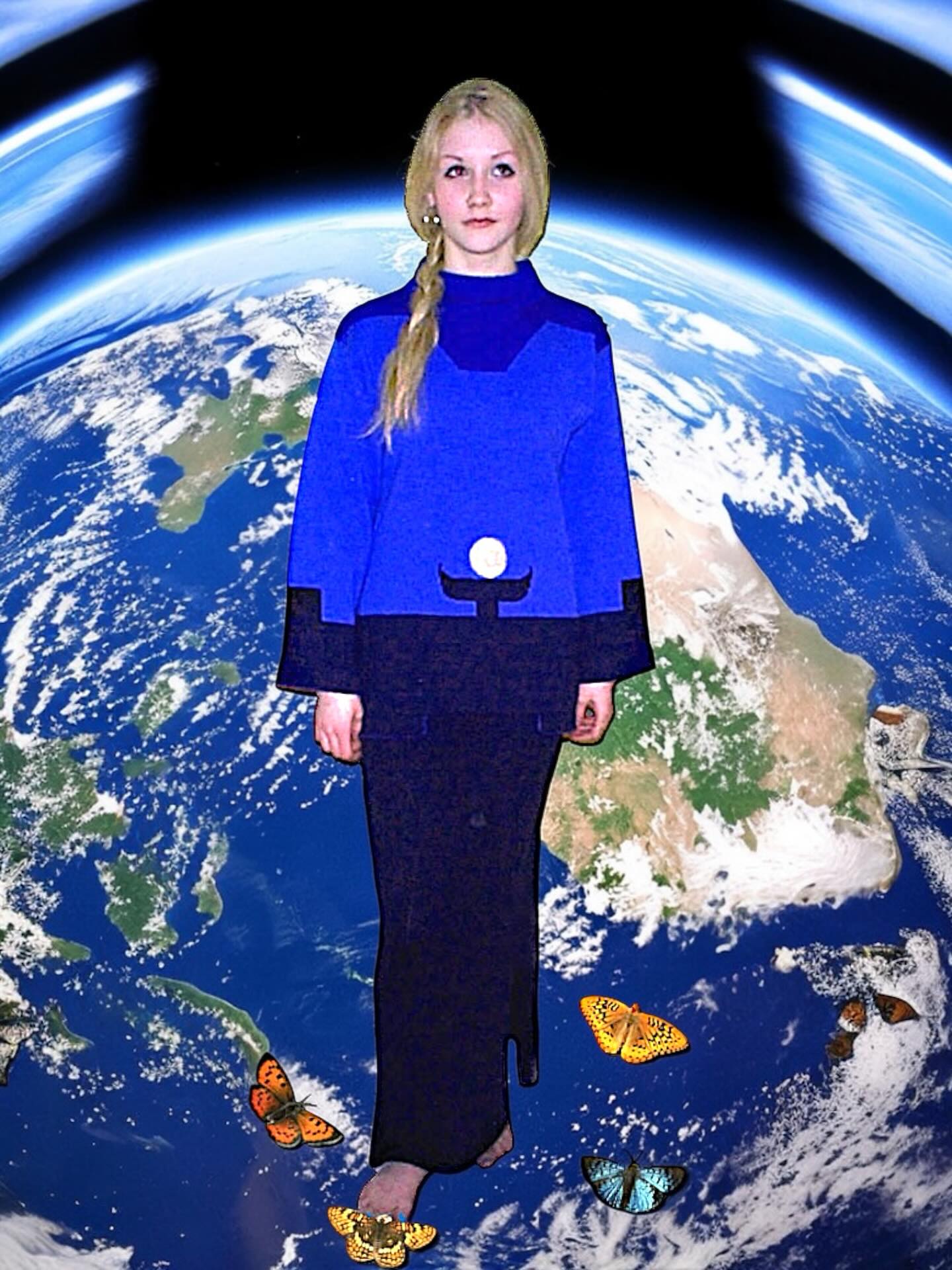 NeuleKalevala alkaa siitä, mihin Kalevala ”päättyy”. Se kertoo jumalattarien ja suurten Maagien paluusta.
Suomalainen perinnemallisto oli valmis 1999 ja sitten lähdettiin Suomen Kansallishaltian kanssa tutkimusmatkalle tulevaisuutemme muistiin ja jalostamaan sitä moderniksi kansallismallistoksi.
Mutta ensin piti kutsua suuri Maagi, Väinämöinen ja suomalaiset jumalattaret takaisin.
Niin syntyi Jumalattarien paluu, Maagin paluu, Pohjolan Valo, Gaia, jossa Maan Emonen on raskaana uudesta maailmasta sekä Giza, joka kuvaa pyramidien aktivoitumista.
NeuleKalevala on naisnäkökulma Kalevalaan, uusi Kalevala (Neu Le Kalevala) ja rakentuu naisten kohtaloiden ja elämän tarinoiden ympärille.
Kalevalan ”sankarit ”riistivät Louhelta vaurauden, Ainolta itsemääräämisoikeuden ja naiseuden ilon, Kyllikiltä vapauden ja Pohjan Neidolta hengen.
NeuleKalevalan tehtävä on Väinämöisen mukaan palauttaa Louhelle yhteistä hyvää ja vaurautta jauhava Sampo, Ainolle itsemääräämisoikeus ja naiseuden ilo, Kyllikille vapaus ja Pohjan Neidolle elämä.
Hyvää uuden Kalevalan päivää!
Tarina jatuu…
#neulekalevala #kalevalanpäivä
@nordicartistsofnewyork @kalevalakartalle
@kalevalaisetnaiset @kalevalamusical @kalevalaseura
@wfw.ai @vlge__