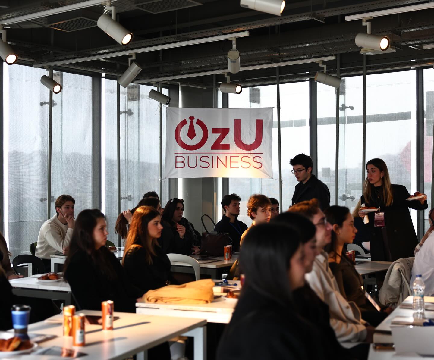 Job Hunt Day’de öğrenciler sektörün önde gelen firmalarıyla bir araya geldi. 🚀 Gün boyunca gerçekleştirilen birebir görüşmeler, sunumlar ve networking oturumları sayesinde katılımcılar hem profesyonel süreçleri yakından deneyimledi hem de kariyer yolculuklarında somut bir adım attı.
🎯 Katılım sağlayan tüm partner firmalarımıza ve etkinliğe değer katan öğrencilerimize teşekkür ederiz. Birlikte üretmeye, birlikte ilerlemeye devam. ✨
#ozubusiness #businessasusual #jobseekers #networking #career