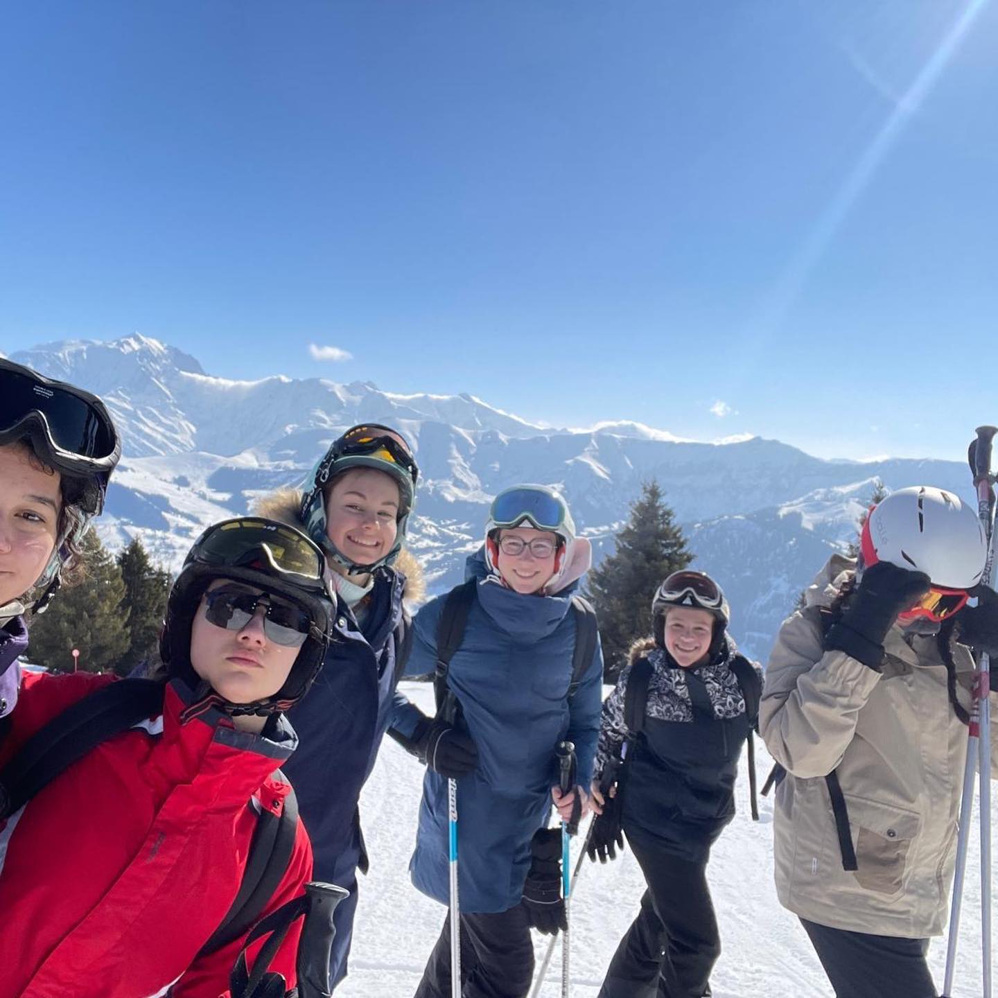 🎿CAMP DE SKI 2026 • Sur les pistes !
Dès dimanche, notre groupe qui va de la 6è à la 1ère s’est lancé sur les pistes, par équipe de niveau.
☀️Des journées ensoleillées face au Mont-Blanc, on est gatééées