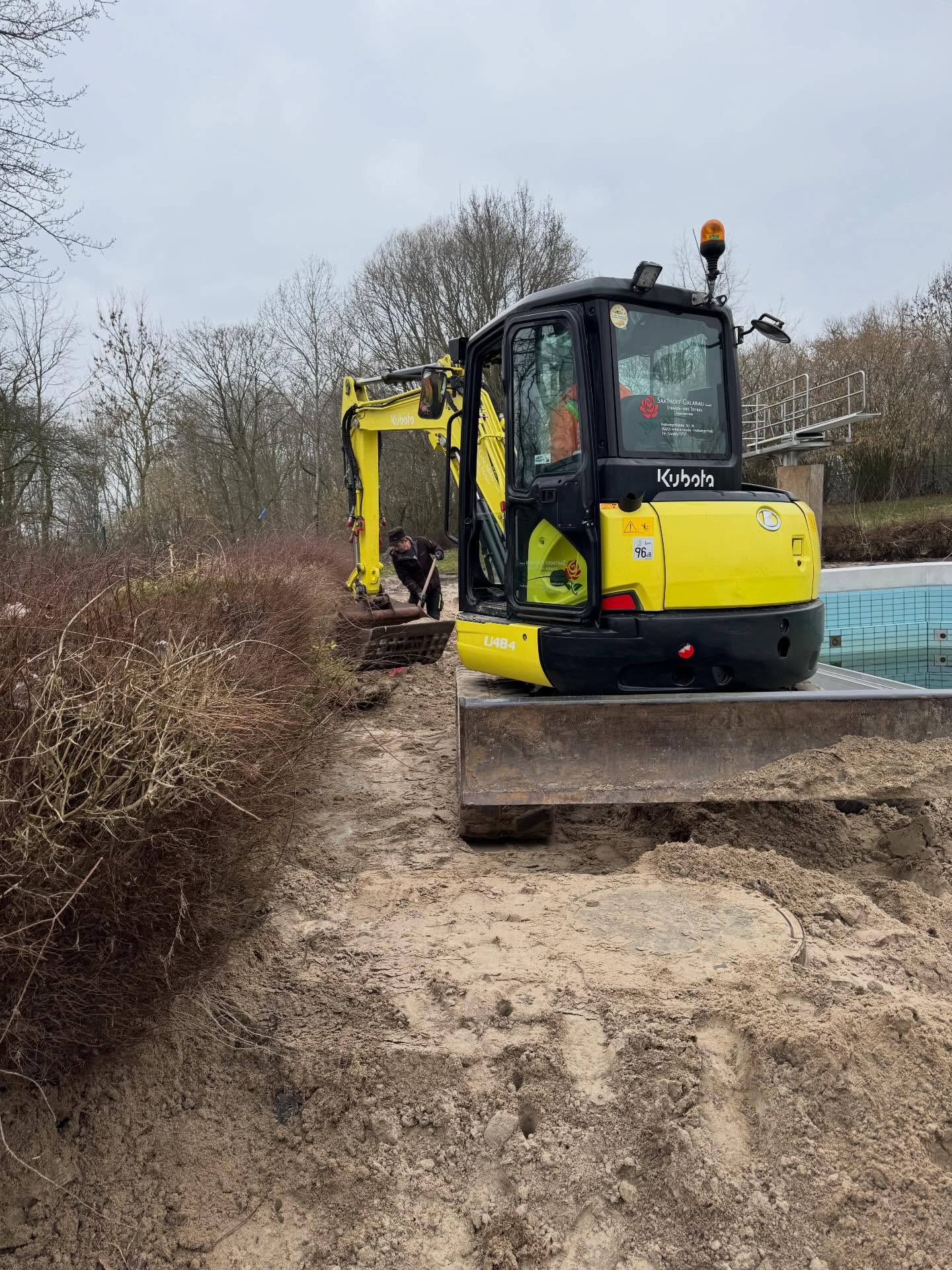 ❄️➡️☀️ Der Winter ist vorbei – wir sind zurück auf der Baustelle!
In Jever am Freibad rollen endlich wieder die Bagger 💪🚧
Nach der Winterpause haben die Bauarbeiten wieder richtig Fahrt aufgenommen und es geht mit großen Schritten voran.
Mit jedem Meter, den wir bewegen, kommen wir der neuen Saison näher – wir freuen uns jetzt schon auf den Moment, wenn hier wieder Leben, Wasser und Sommerstimmung einziehen 🌊🏊♂️
Bleibt gespannt – wir nehmen euch mit durch die nächsten Bauphasen! 👀
Was sagt ihr: Seid ihr schon bereit für den Sommer im Freibad Jever? ☀️
#saathoffgalabau #tiefbauarbeiten #neugestaltung #jetztkommtderfrühling #freibad