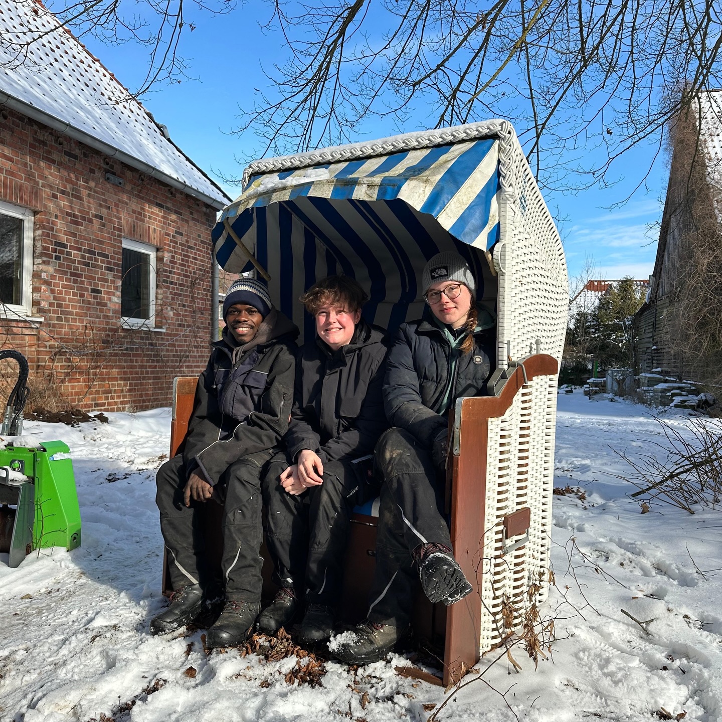 Lust auf eine spannende, sonnige, ereignisreiche und sinnvolle Zeit bei uns?
FÖJ, BFD, Praktikum - bei uns ist das alles möglich, wir suchen aktuell wieder!
Schreib uns gern eine Email an info@hofandenteichen.de.
Du kannst übrigens durch ein praktisches Jahr auch dein Fachabi erwerben 😉.
Wir freuen uns auf deine Bewerbung, auch Fragen hierzu beantworten wir gerne. Bis bald?
.
#föj #bundesfreiwilligendienst #Jahrespraktikum #lüneburg #rettmer