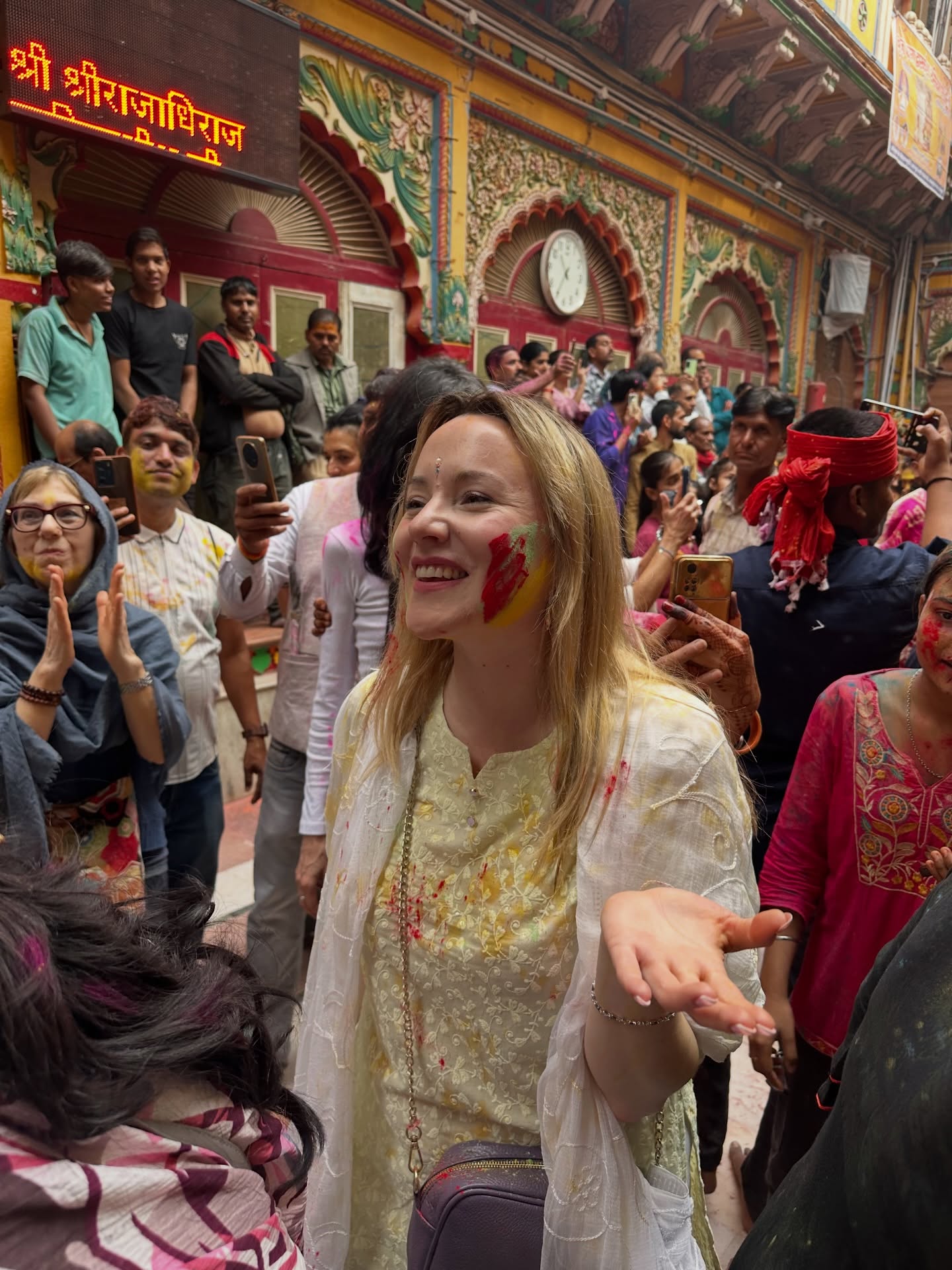 ✨ UNA GIORNATA CHE HA SUPERATO OGNI PIÙ ROSEA ASPETTATIVA ✨
Il Festival di Holi, i pellegrinaggi sacri, la maestosità della Montagna Govardhan, i luoghi di Krishna…
Oggi il cuore è colmo.
Sento un entusiasmo profondo nel condividere i primi scatti del nostro viaggio nel Nord dell’India.
La cura nei dettagli, l’amore che respiriamo, la forza di un gruppo coeso stanno creando un’energia difficile da descrivere: viva, potente, trasformativa.
Sulle rive del fiume Yamuna, una vera e propria dea incarnata nell’acqua, figlia del dio Sole Surya e sorella gemella della morte Yama, abbiamo sentito forte il suo invito: morire a ciò che non serve più per rinascere a una nuova vita.
Siamo figli delle stelle, qui solo di passaggio, e ogni istante è un dono.
In queste ore, mentre nel mondo si parla di conflitti e attacchi, il cuore riflette sull’impermanenza di ogni cosa.
E mi chiedo: perché scegliere di bombardare, quando potremmo allenarci ogni giorno alla gioia dell’Essere?
Perché distruggere, quando possiamo creare paradisi sulla Terra — dentro e fuori di noi?
Questo viaggio non è solo scoperta di luoghi sacri,
è un allenamento alla presenza, alla gratitudine, alla meraviglia.
E oggi, più che mai, scelgo la gioia. 🌸
