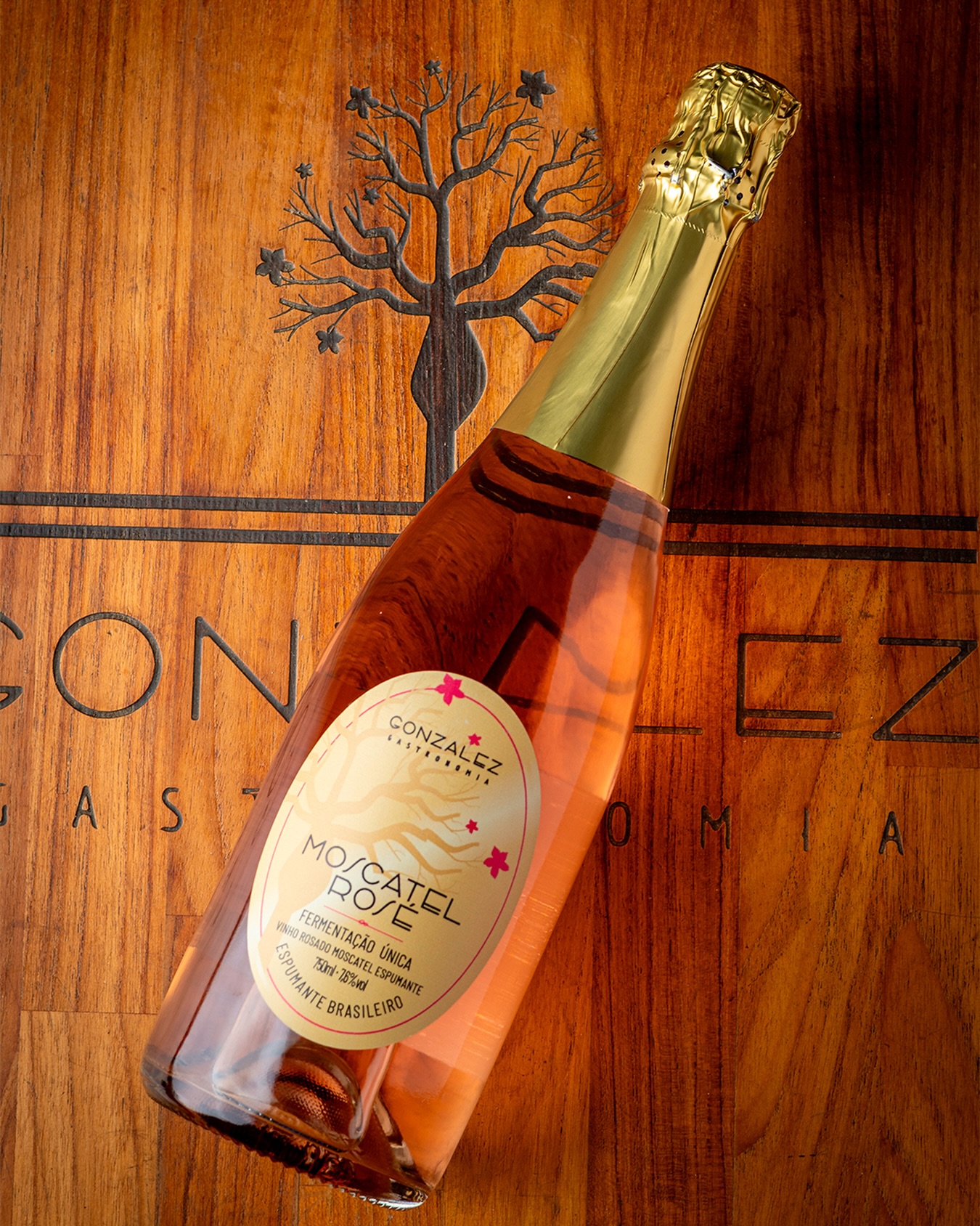 Espumante Moscatel Gonzalez.
Aromas delicados de flores brancas, crosta de pão e amêndoas. Fresco, seco e harmonioso, com elegância e persistência.
Perfeito com queijos de búfala, massas, peixes e momentos especiais.