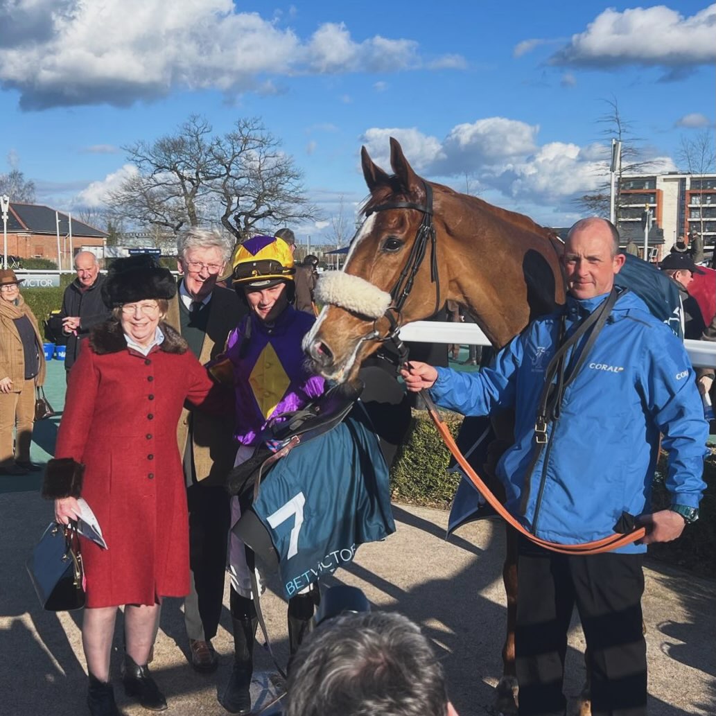 Fantastic day @newburyracecourse for Copperhead winning the Veterans Chase under @freddiegingell11 for lovely owners Alan & Gill 🌟
What a star this horse has been 🤩
@coralofficial
@dodsonhorrell