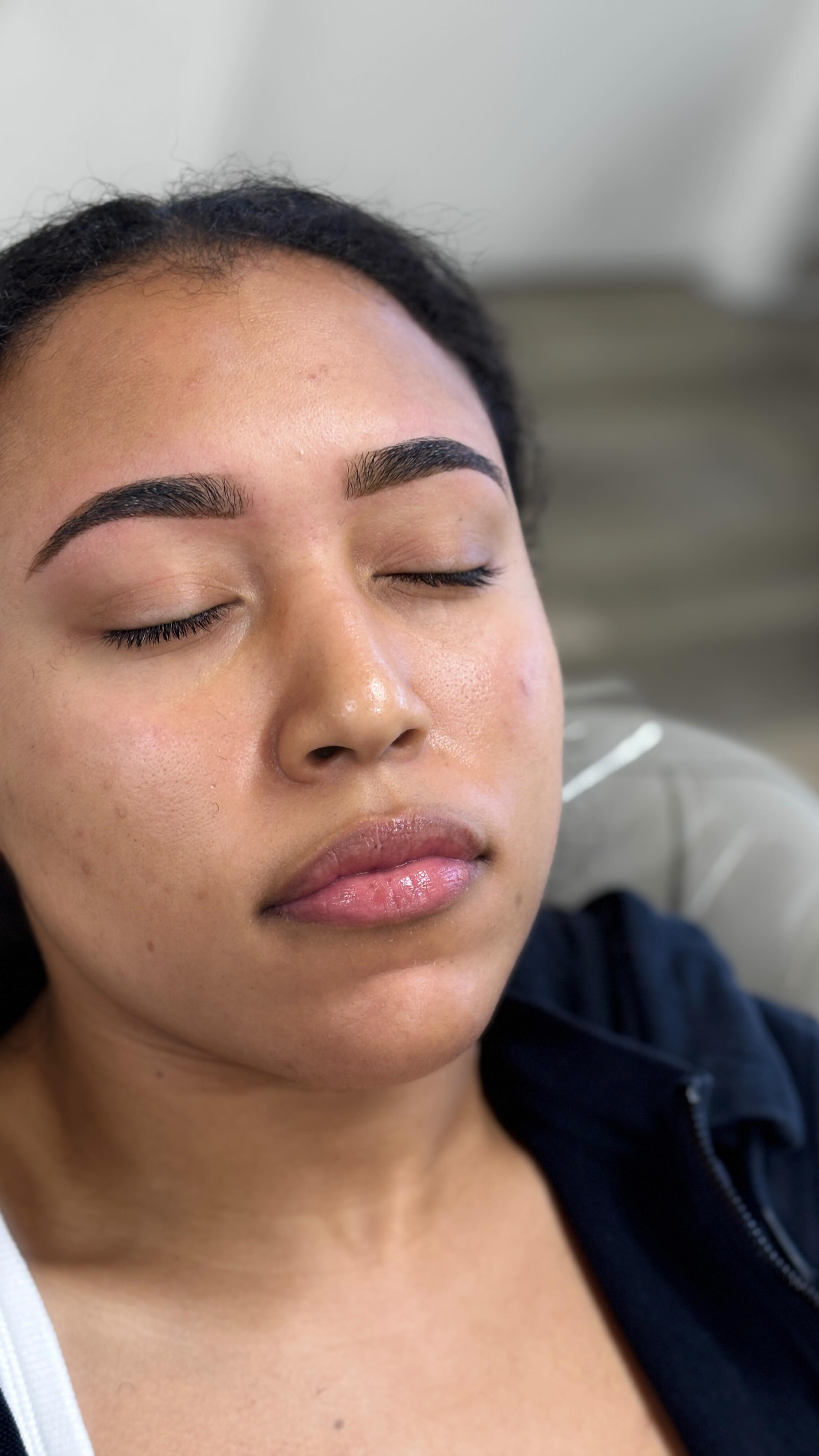 Goooooood morning Monday!! 🫶☕️ thank you to everyone who’s been patient with us while we been moving 🏃🏻♀️➡️! Let’s start this Monday with some gorgeous brows!!!! And Of course our best products @browdaddy with the new Tint system that we are loving 🥰 for our customers! #arizona #gilbert #gilbertaz #brows #eyebrows