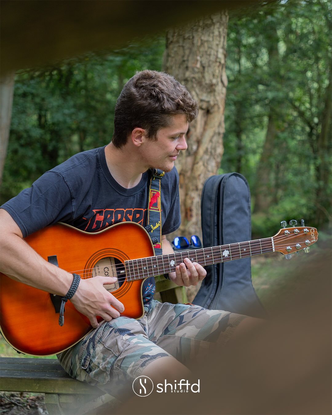 🌲🎸 Hét recept voor een sterke outdoor shoot? Natuurlijke momenten, persoonlijke passies en een dosis avontuur.
Voor deze sessie legde ik hobby’s en dagelijkse activiteiten vast: van gitaar spelen in het bos tot houthakken, van houtsnijden tot beachvolleybal 🏐🔥.
Het draait om wie je écht bent, met je interesses en energie in beeld.
Wil jij ook een shoot die jouw persoonlijkheid écht laat zien?
👉 Check de link in bio en laat van je horen!
#outdoorphotography #lifestylephotography #portretfotografie #adventurevibes #ShiftdStudio