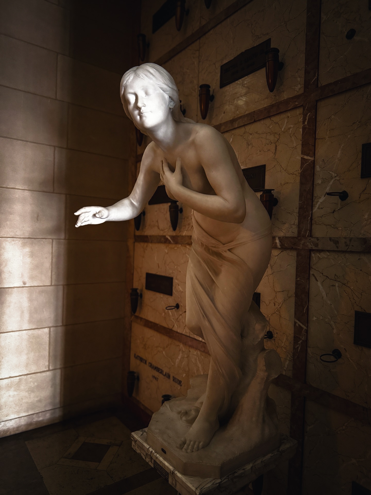 Some see in the darkness what others fail to perceive in the light.
Location: Great Mausoleum.
.
#mausoleum #statue #haunting #cemetery #taphophile