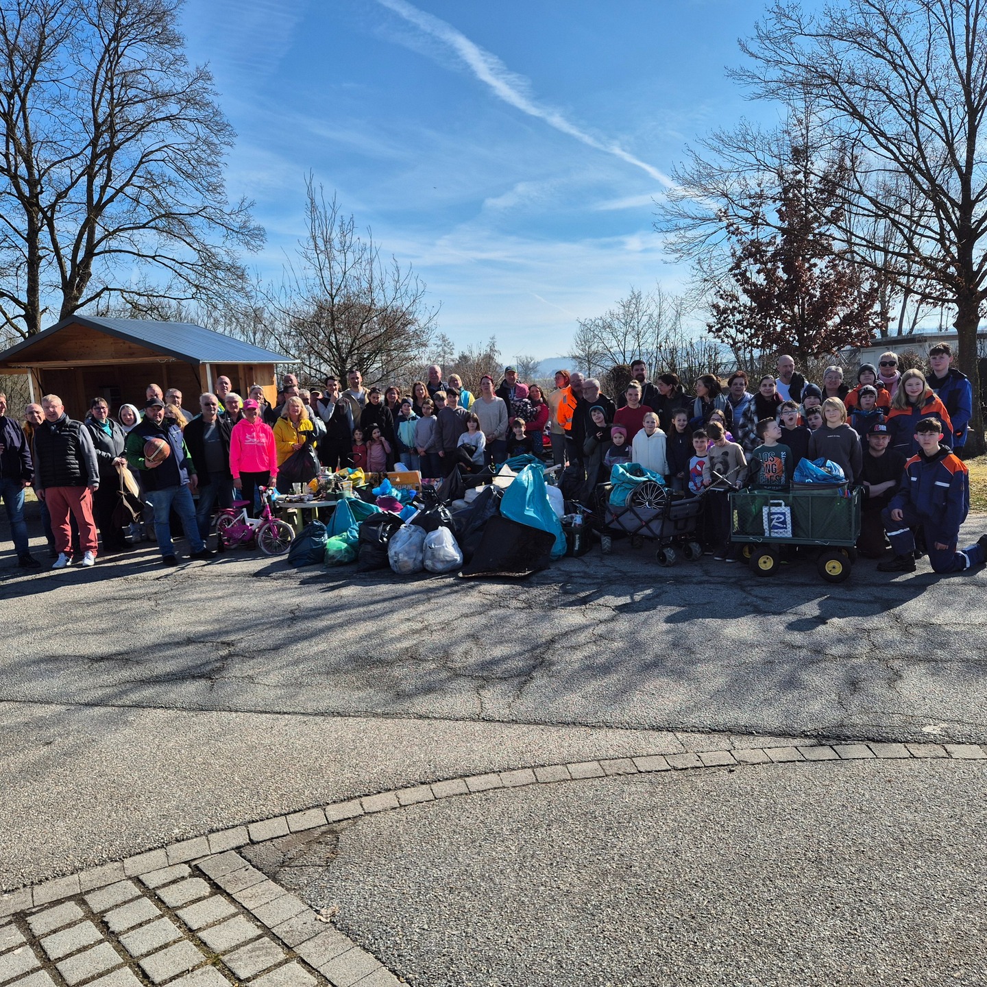 🌿 Ramadama 2026 – Wir glaub'n zam, damit Pfarrkirchen sauber in den Frühling starten kann! 💪
Am 28.02. hieß es für uns: Ärmel hochkrempeln und unsere Heimat sauber machen!
Mit rund 70 Helfer:innen war unsere Aktion wieder ein voller Erfolg. 🙌
🕘 Um 9:00 Uhr starteten wir, teilten die Sammelgebiete ein und gingen los.
🗑️ Bis 11:30 Uhr wurde alles eingesammelt – von Flaschen & Verpackungen über Zigarettenkippen bis hin zu Matratzen, Kinderfahrrädern & Gartenmöbeln.
💚 Eines ist klar: Unsere Umwelt braucht jede helfende Hand!
✨ Besonders toll: Vereine, Stadträte & viele Bürger:innen packten mit an.
🙏 Danke an die Stadt Pfarrkirchen und den Bauhof für die tolle Unterstützung.
📅 Jetzt schon vormerken: Ramadama 2027 – Samstag, 27. Februar 2027