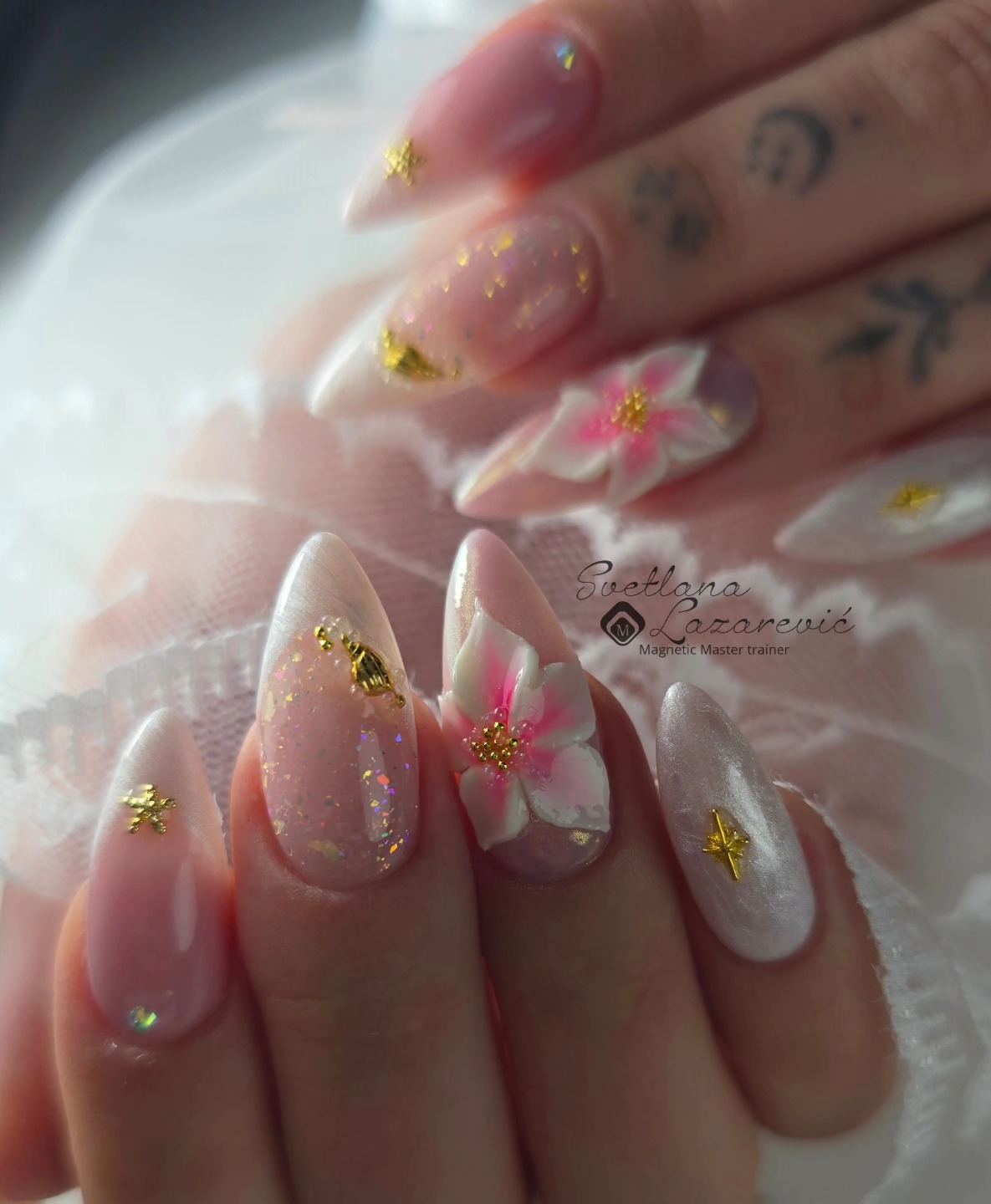 Sonne, Meer & Sommerfeeling ✨🌊
Ein strahlender Look mit Pearl White und All-in-One Glitter Gel – der perfekte Begleiter für warme Sommertage 🐚☀️🌸
Du möchtest lernen, wie man solche sommerlichen Nägel gestaltet?
Dann melde dich gern bei mir. 💅
#summernails #nageldesign #nailinspo #pearlnails #glitternails #nailtraining #seeshell #flowenails #MagneticNailDesign #nails2025 #swissnails