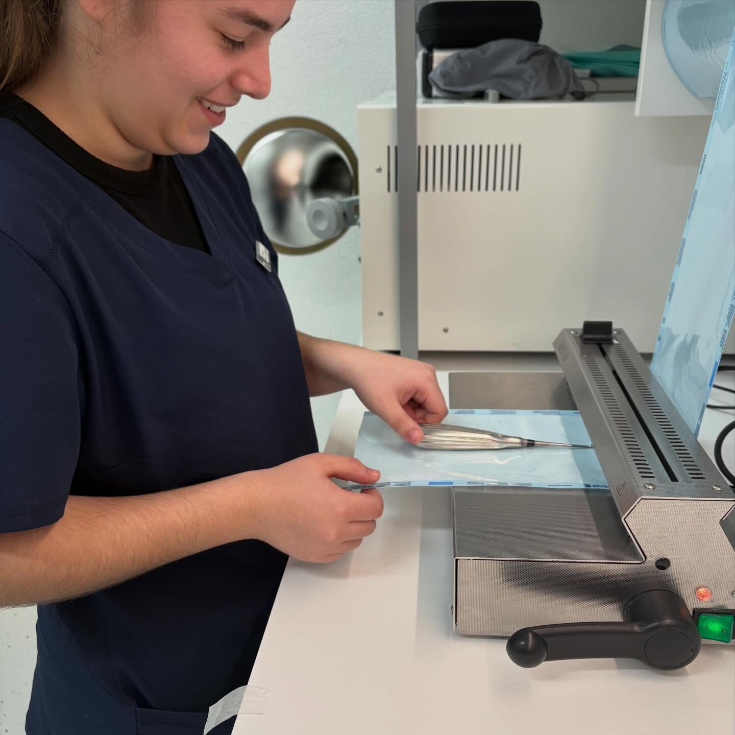 Heute im OP
Chirurgische Instrumente werden mit Sorgfalt gesäubert, verpackt und dann sterilisiert!
Steril verpackt liegen sie bereit für ihren nächsten Einsatz, um einem geliebten Tier zu helfen!
@tierarztpraxis_rothenburg
#chirurgie #steril #tpa #op #luzern