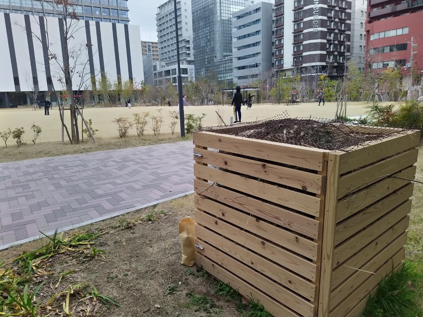 磯上公園でコンポスト🪴
Green market でお世話になっているriver worksさんやgreen commonsの皆さん、そして取引先の120workplace kobe+ボランティアの方々が新しくなった磯上公園の管理を進めているなかで、コンポストを始めたと聞きました。
コーヒー豆カス投入の許可をいただいたので早速お店のコーヒー豆カスを持って行ってきました。
今後も定期的にお店で出たコーヒー豆カスをお持ちできるように頑張ります。
尚、毎月定例で朝の磯上公園ゴミ拾いも行っているようなので、ボランティア活動にご興味ある方は是非コンタクトを取ってみてください。
ゴミ拾い後、120workplaceからコーヒーをお持ちしてコーヒーブレイク+談笑も朝の気持ちのいい時間になっているようです。
••••••••••••••••••••••
📍神戸市中央区栄町通4-2-7
🕖Tue - Fri 7:00 〜 21:00 Sat, Sun 10:00 〜 21:00
#specialtycoffee #coffeeroasterkobe #coffeeshopkobe #roundpointcafe