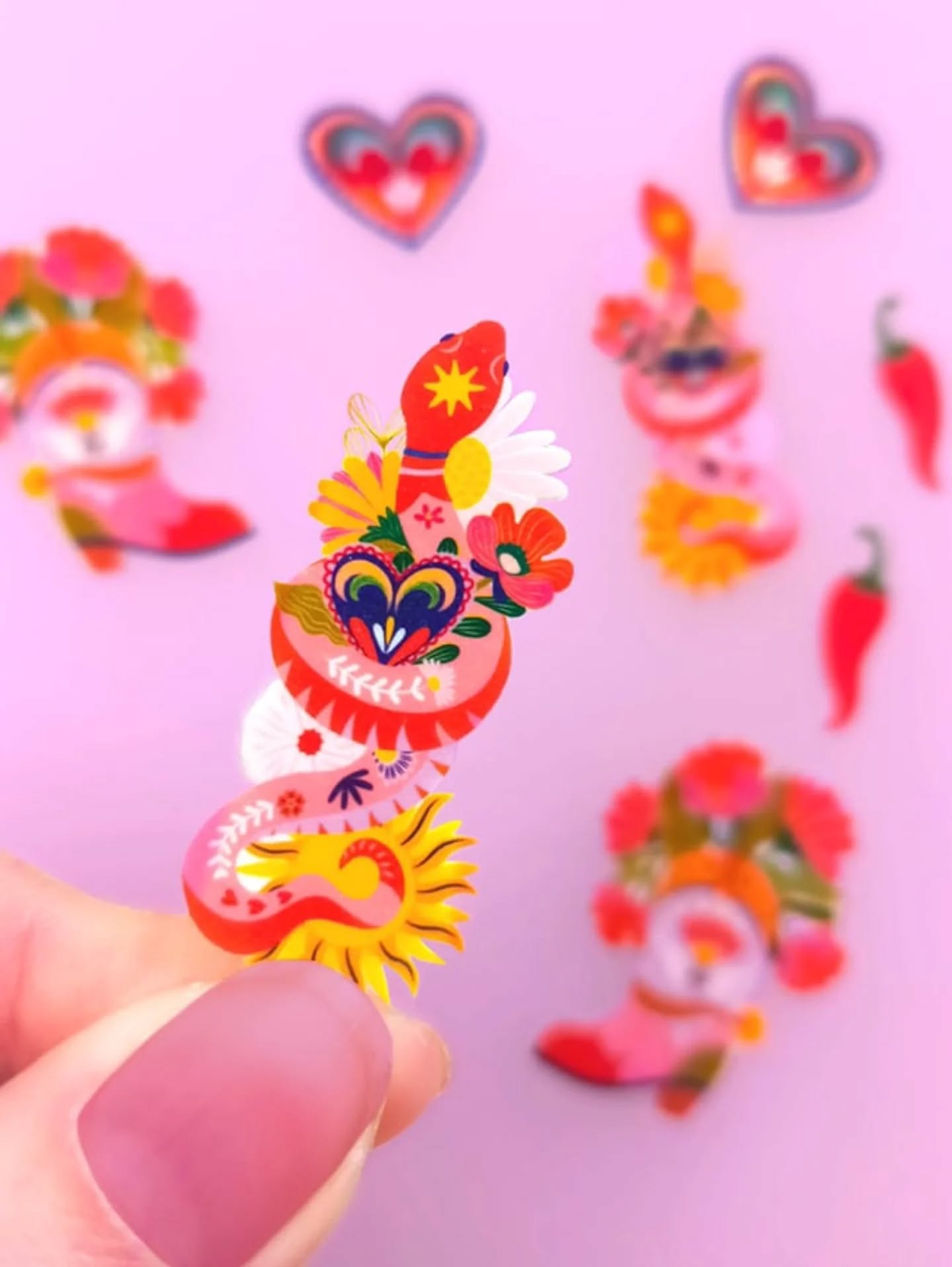 En ce moment, je sais que je vous fais patienter mais il faut un peu de temps pour faire des tests, mettre au point les couleurs, les tailles, les formes afin d'allier finesse et solidité... C'est ça le travail d'atelier et je l'adore! 🤗
Je pense que j'arrive à un résultat qui commence à me plaire sur les bijoux du thème "Farwest", la "confiance" m'accompagne grâce à vos encouragements que je reçois jour après jour. 💖
Cette confiance j'ai à coeur de vous la retransmettre pour que vous vous sentiez brillante et lumineuse en portant mes bijoux.
°°°
J'avance en parallèle sur : vos commandes, la vente flash "modelée" annoncée le week-end dernier, la sortie des bijoux farwest, ainsi que les stocks pour le @brunchdescreateurs . Je ne chôme pas 😉
°°°
#bijoux #serpent #wip #confiance #bouclesdoreilles