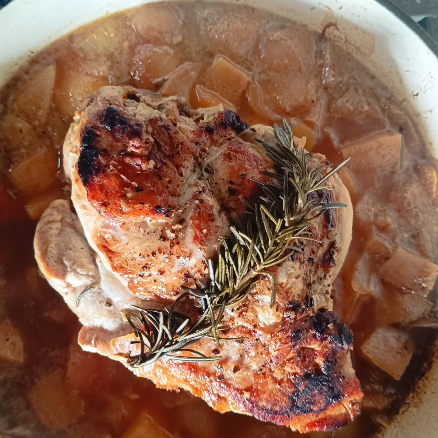 🇺🇸 For a quick weeknight meals, what about a pork loin in a caramelized onion and apple sauce?
🇵🇹 Para um jantar rápido durante a semana de trabalho, porque não um lombo de porco estufado num molho de cebola caramelizada com maçãs?
#weeknightmeals #mealprep #jantarsemanal #preparaçãoderefeições #personalchef