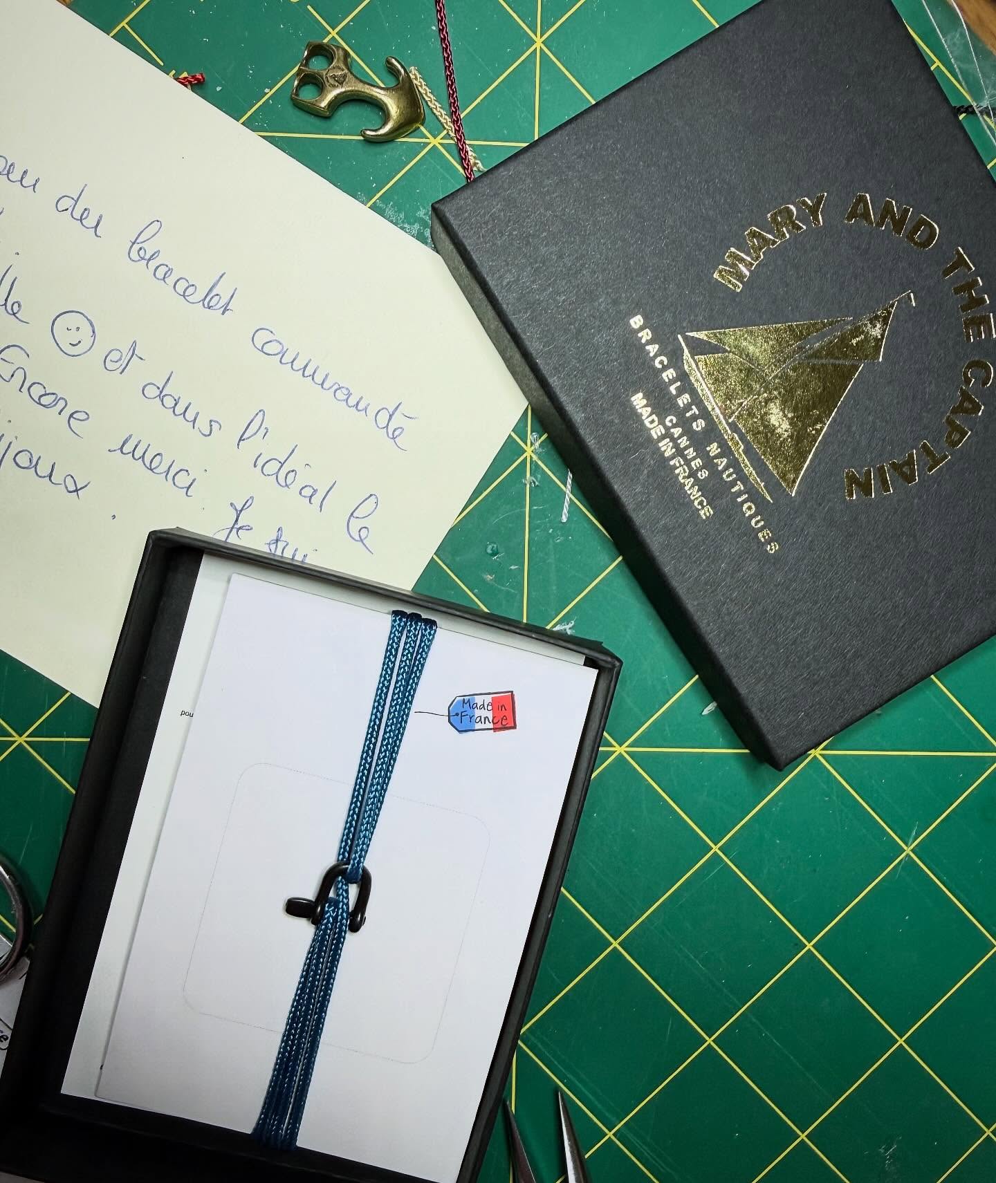 ULTRA MINI – bracelets ajustables ⚓️ 🧵
Fermoir signature en mini ou moyenne manille, 60 couleurs de cordons et 2 épaisseurs (fin & épais).
A découvrir en boutique à Cannes.