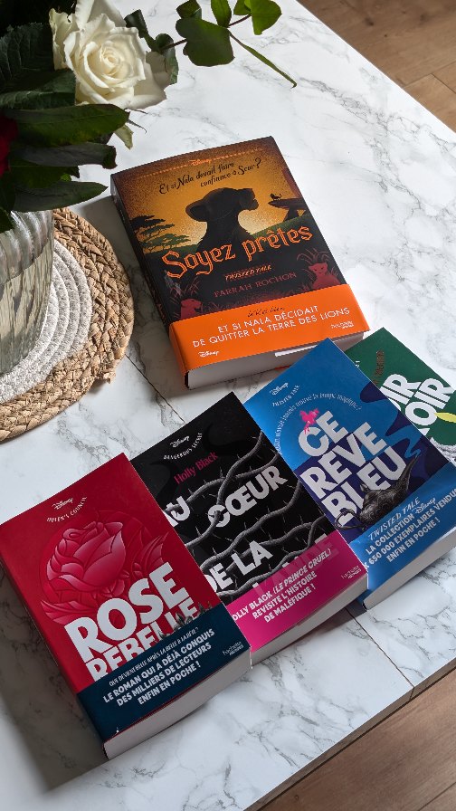 Aujourd'hui j'ai reçu les dernières parutions de chez @hachetteheroes !
On retrouve tout d'abord le tout dernier roman de la collection « Twisted Tale » qui aborde l'histoire de Nala.
✨ Résumé ✨
Et si Nala devait faire confiance à Scar ?
Six mois après la mort de Simba, son meilleur ami, Nala s'accroche à une rumeur selon laquelle le jeune lionceau serait peut-être encore en vie. Mais le voyage jusqu'à Garamba, le lieu où il se trouverait, est long et semé d'embûches - un périple que sa mère, très protectrice, ne la laisserait jamais entreprendre.
Une nuit, Nala s'éclipse en secret, mais sa confiance s'effrite rapidement, tandis que la troupe est en émoi face à sa disparition.
Scar, qui sent la méfiance et l'antipathie croissantes du clan à son encontre, décide de partir à la recherche de la jeune fugitive. Retrouver Nala s’avère plus facile que prévu. Tous deux décident alors de voyager ensemble, s’aidant à contrecœur alors que les dangers de la nature sauvage les assaillent de toutes parts.
Si Nala n’a jamais aimé Scar, elle se voit pourtant contrainte de compter sur lui - du moins en partie - pour atteindre Garamba… et Simba. Ce partenariat improbable donnera-t-il naissance à un lien fragile, ou sera-t-il la plus grande erreur de la jeune lionne ?
J'ai également reçu la toute nouvelle gamme poche de chez @hachetteheroes. L'occasion de retrouver les plus belles histoires de la maison d'édition en petit format !
Lequel vous donne le plus envie ? Dis moi tout en commentaire ♥️
#unboxing #SortieLittéraire #hachetteheroes #bookstagram #Booklover