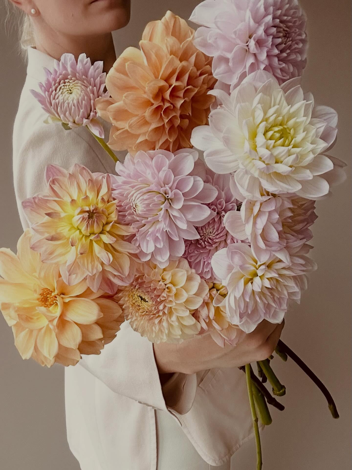 Är det NU det vänder? 🌸
Är det bara jag, eller känns luften plötsligt lite lättare? Man börjar ana doften av vår, ni vet den där av sommarregn mot asfalt - jag kände den faktiskt igår! Fåglarna kvittrar (lite väl tidigt imorse?) och solen värmer faktiskt när den tittar fram 🥰
Man vill ju inget hellre än att packa ner dunjackan för gott nu och förbereda odlingsbäddarna! Eller är det för tidigt att hoppas än?
Snälla våren, stanna nu 🌸
Är det någon annan som känner vårkänslorna idag?
#storiesandcreations #vårkänslor #springiscoming
#dahlia #dahliaseason