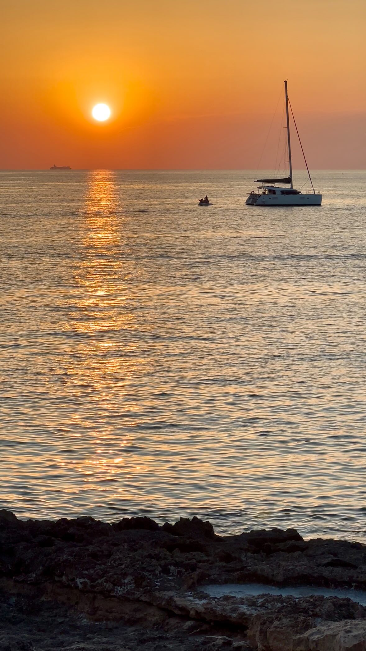 Moments like these are rare to find ✨ Escape to the sunset shores of Al Ayoun Sunset Ibiza. Great food, divine cocktails and the best sunset views await. No minimum spend 🌞